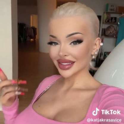 Katja Krasavice trägt ihre Haare jetzt platinblond und kurz.