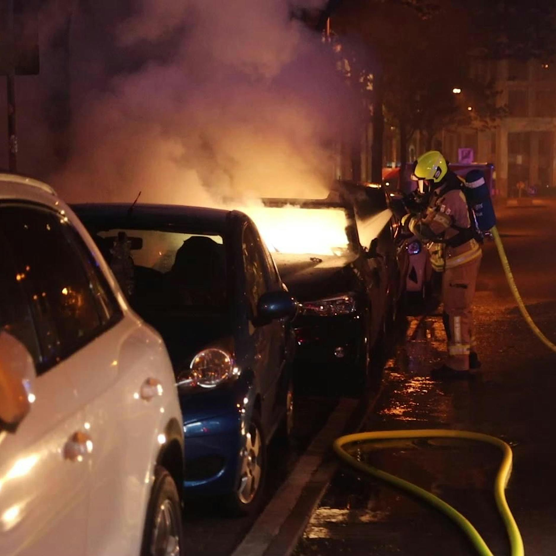 Linksextremisten verwüsten Straßenzüge in Berlin und zünden Autos an