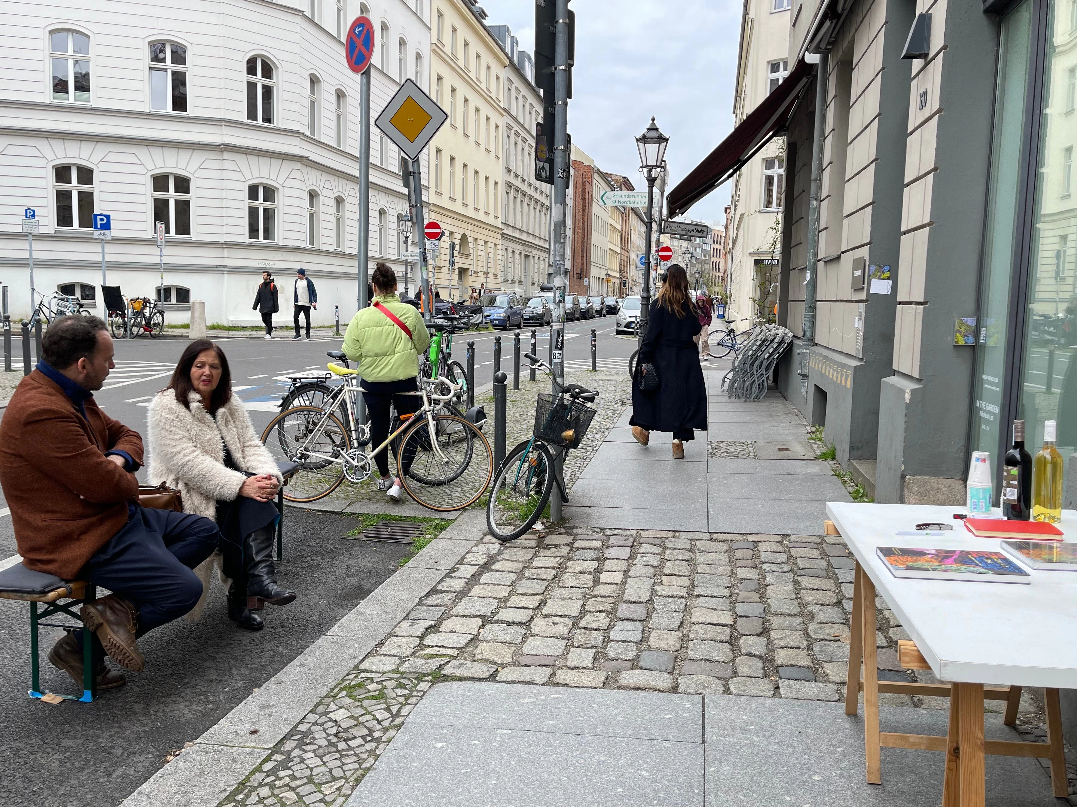 Oder ein Pläuschen gehalten, wie hier vor dem Projektraum Berlin Weekly