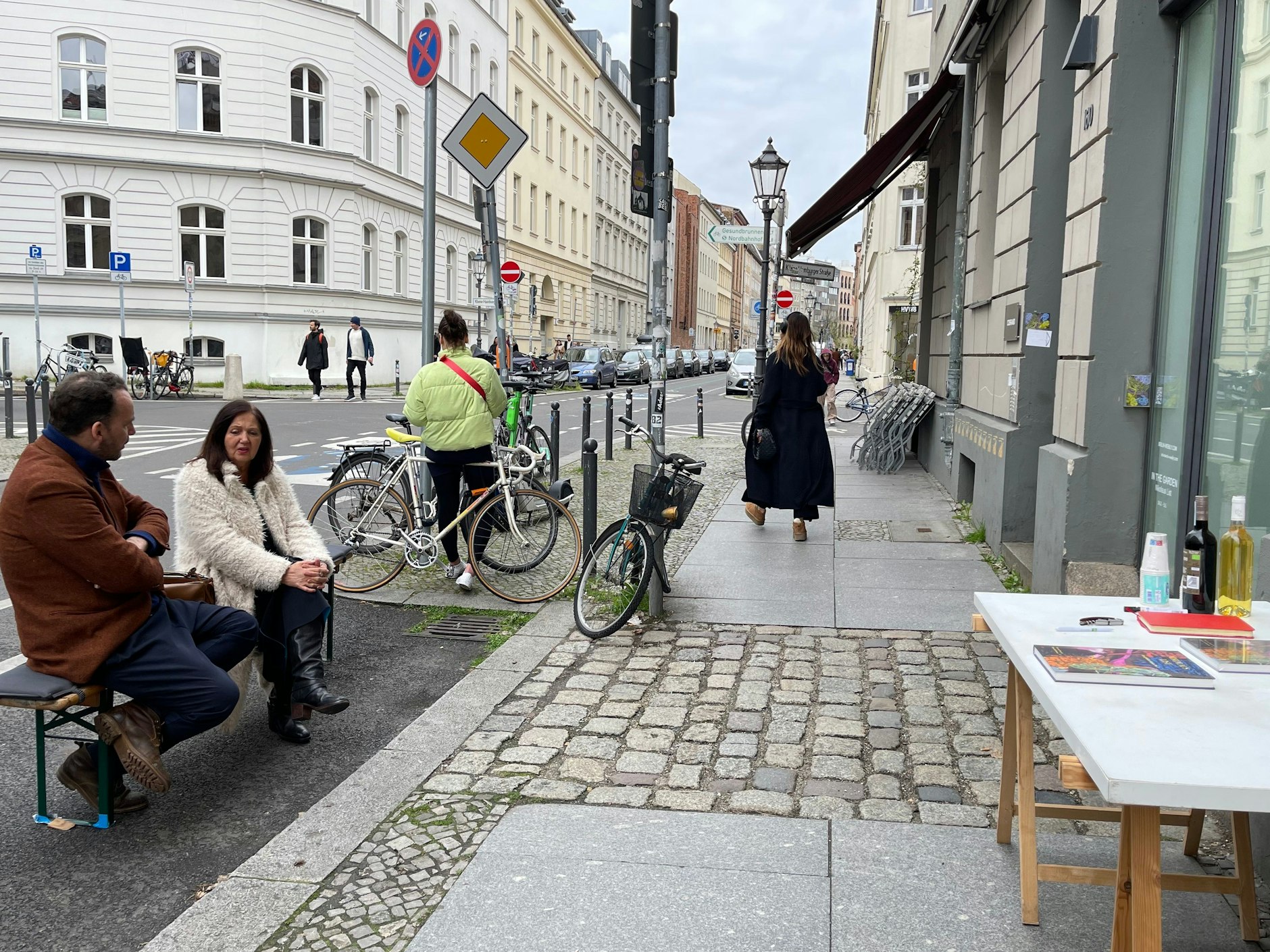 Oder ein Pläuschen gehalten, wie hier vor dem Projektraum Berlin Weekly