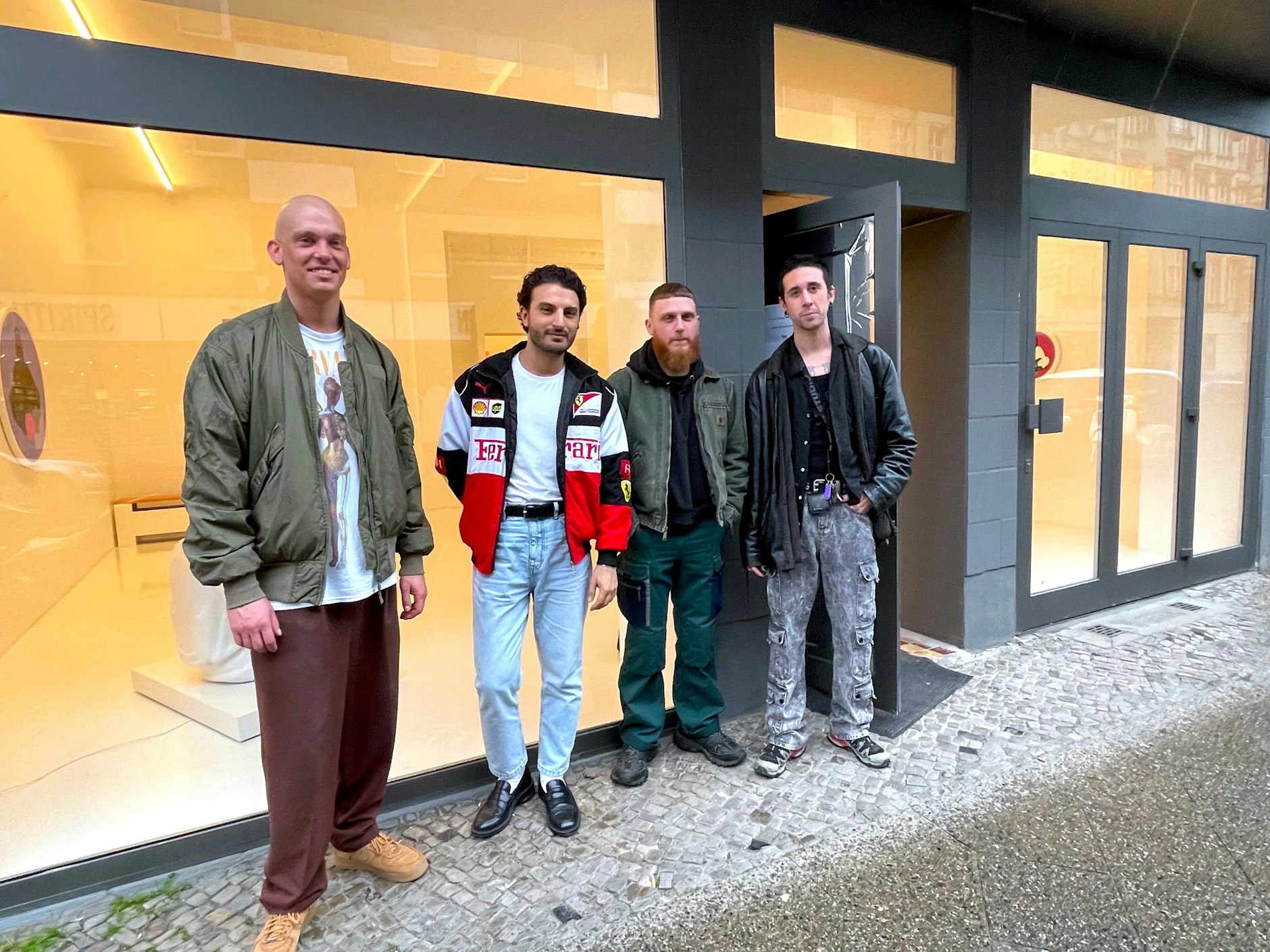 Ebenfalls vor Ort (von links): Die Stylisten Luis und Fabio sowie die Freunde Andrea und Rafael (Reference Studios). Der Name Schlachter 151 ist übrigens eine Referenz an die Fleischerei, die hier mal drin war.