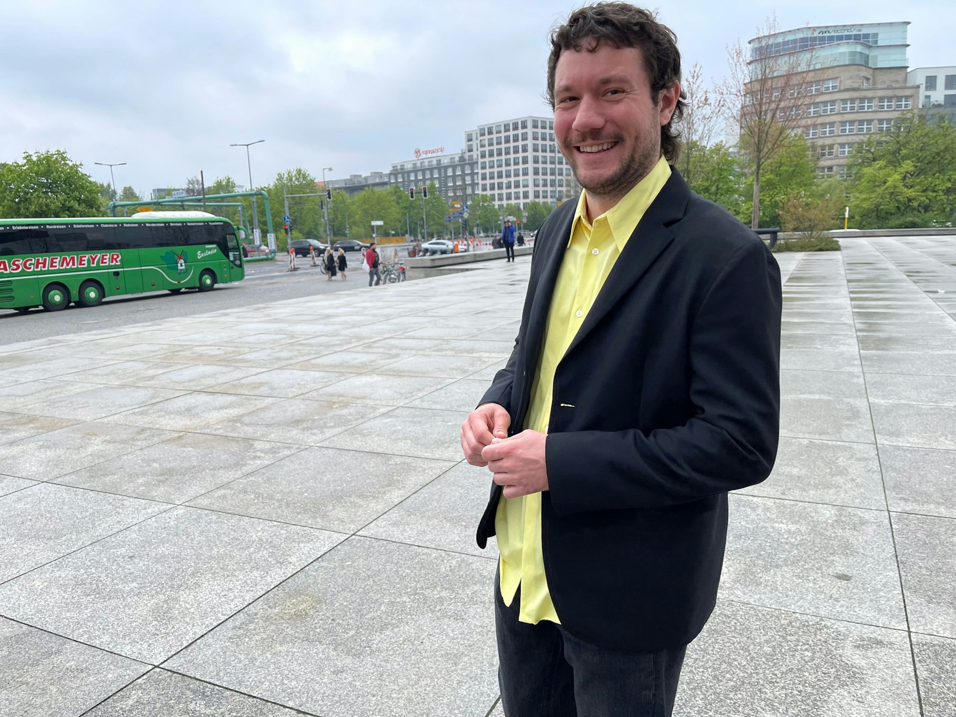 Was braucht Mann mehr: Mod-Frisur, dunkles Sakko, hellgelbes Hemd und gute Laune.