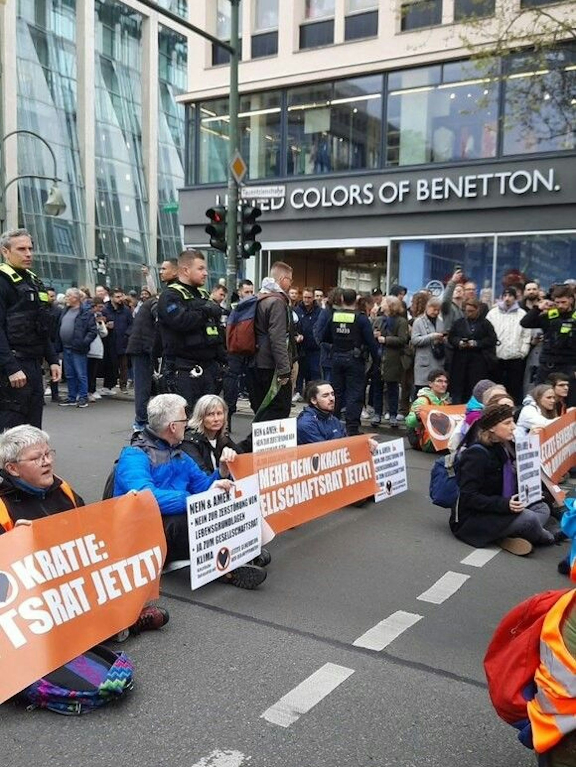 Der Protest der Gläubigen in der Nähe vom Wittenbergplatz in Berlin. 