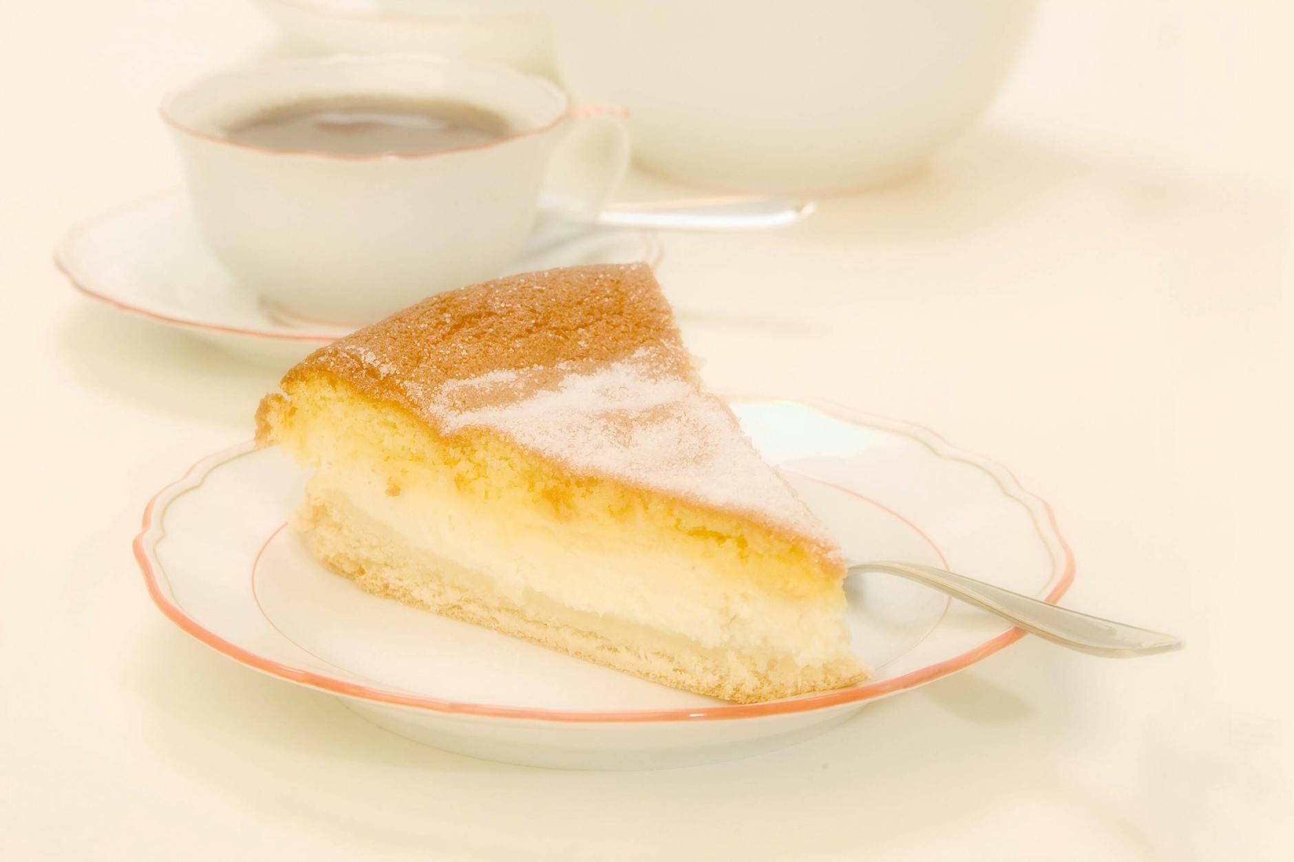 Sie ist der DDR-Kuchenklassiker, doch auch im Rest von Deutschland erfreut sich die Eierschecke immer größerer Beliebtheit.