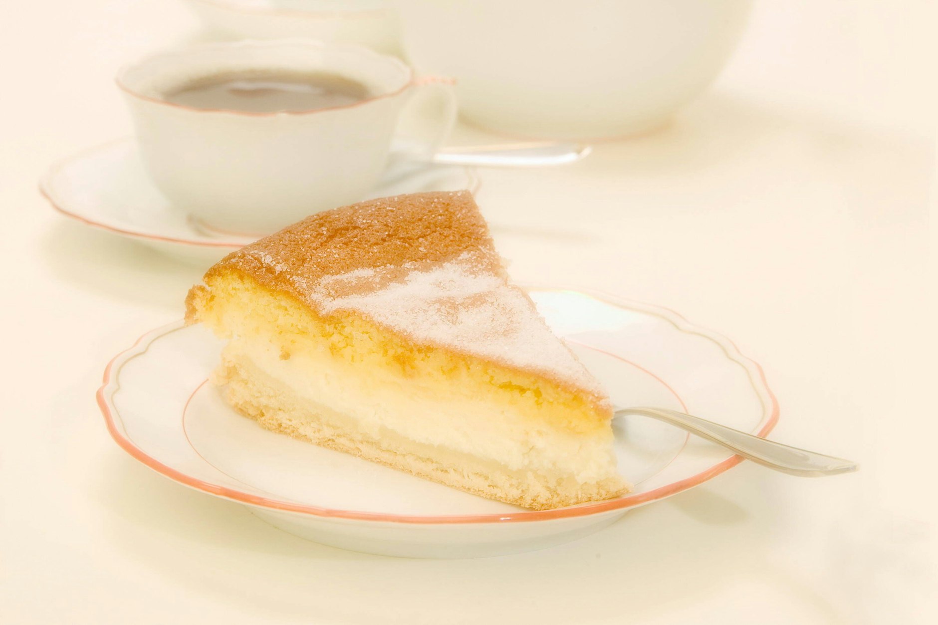 Sie ist der DDR-Kuchenklassiker, doch auch im Rest von Deutschland erfreut sich die Eierschecke immer größerer Beliebtheit.