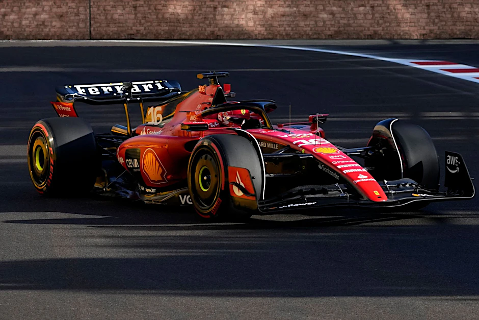 Ferrari-Pilot Charles Leclerc startet beim Sprint von ganz vorne.  