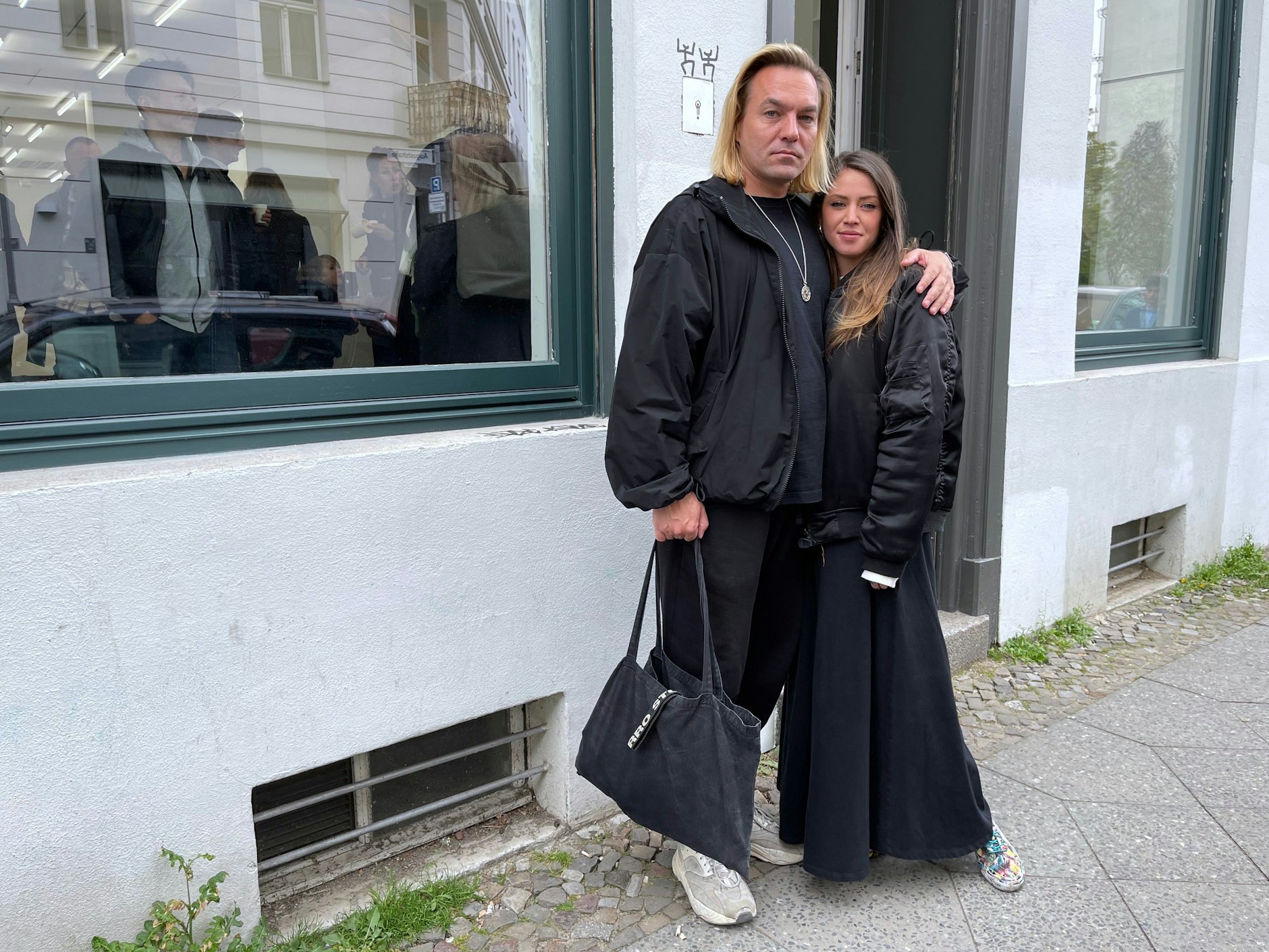 Kunstfreunde, ganz in Signature-Schwarz gewandet