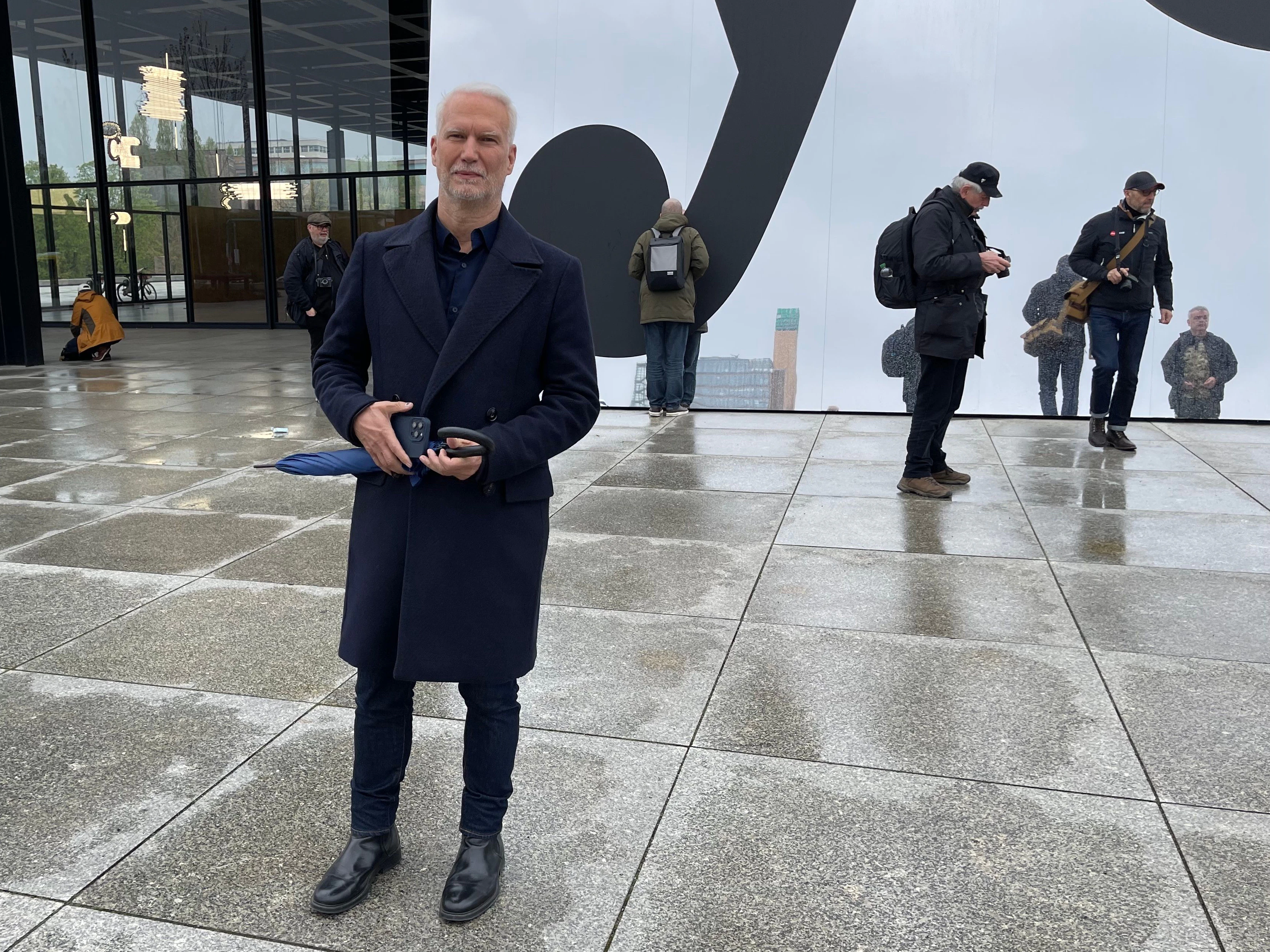 Der Direktor der Neuen Nationalgalerie Klaus Biesenbach empfing am Morgen die Hautevolee der Kunstszene. Er ist einer der wichtigsten Kuratoren der Welt und nach Jahren der MoMA-Leitung endlich wieder mehr in Berlin tätig. Und stilsicher ist er sowieso.