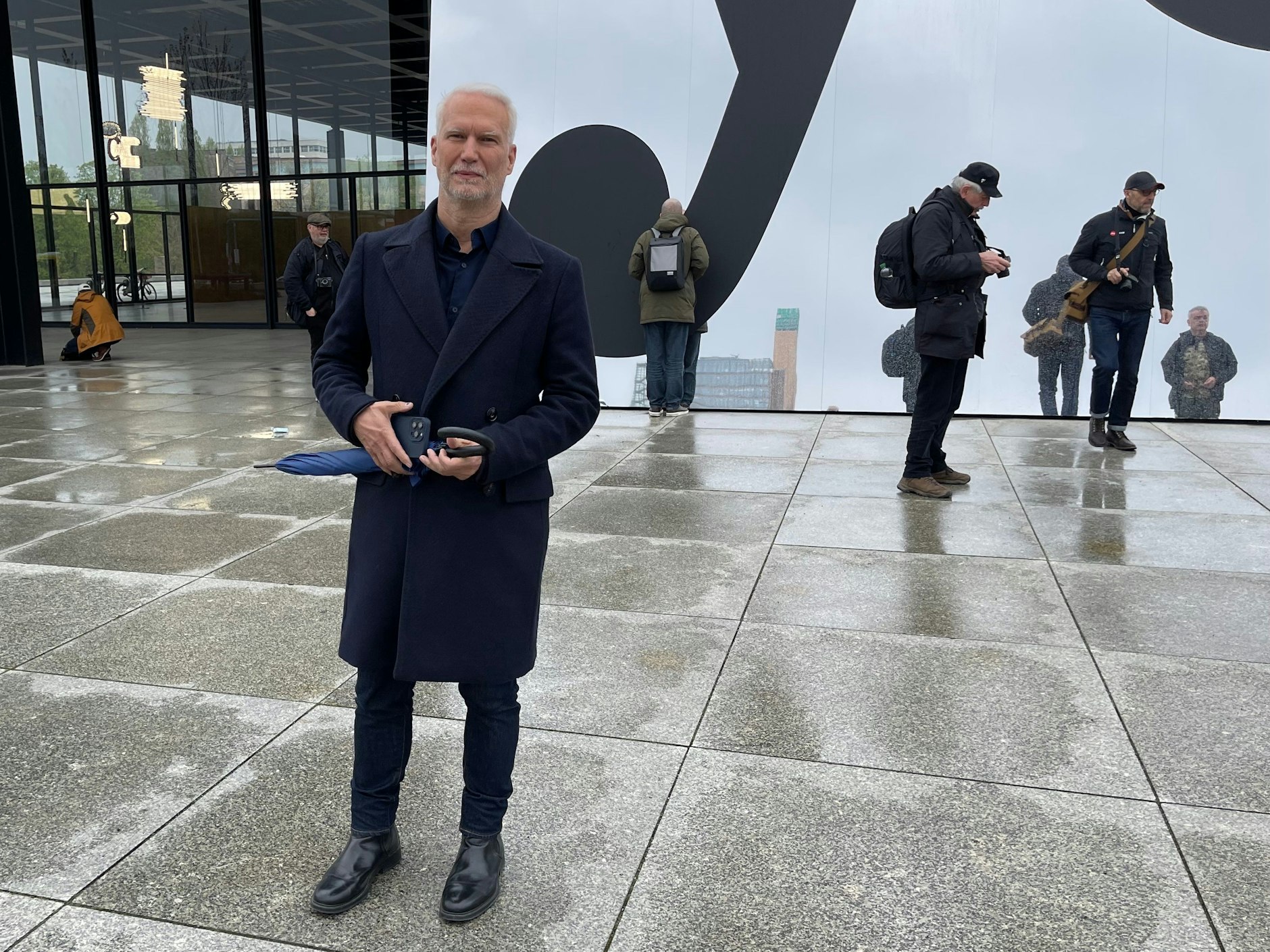 Der Direktor der Neuen Nationalgalerie Klaus Biesenbach empfing am Morgen die Hautevolee der Kunstszene. Er ist einer der wichtigsten Kuratoren der Welt und nach Jahren der MoMA-Leitung endlich wieder mehr in Berlin tätig. Und stilsicher ist er sowieso.