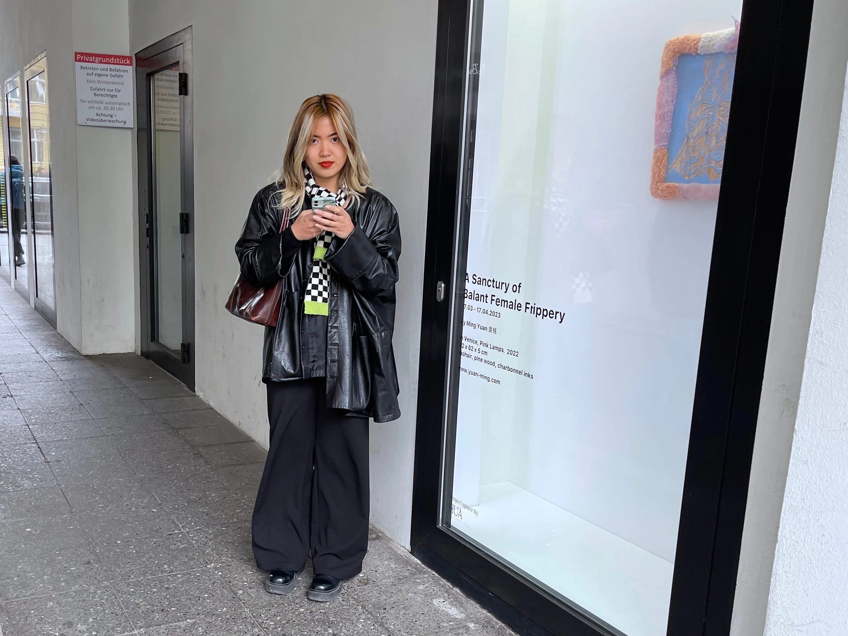 Schon wieder Regen? Kim hat sich in der Einfahrt zur Galerie Esther Schipper untergestellt.