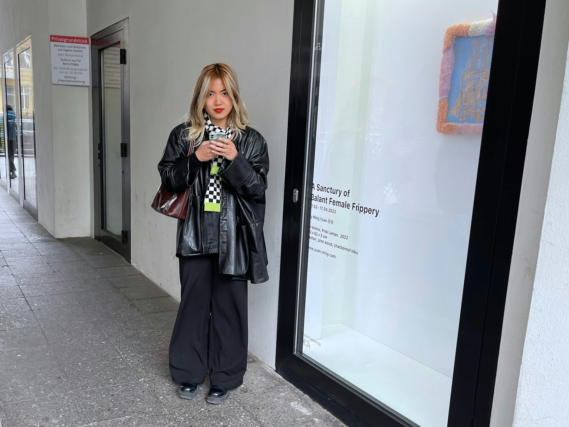 Schon wieder Regen? Kim hat sich in der Einfahrt zur Galerie Esther Schipper untergestellt.