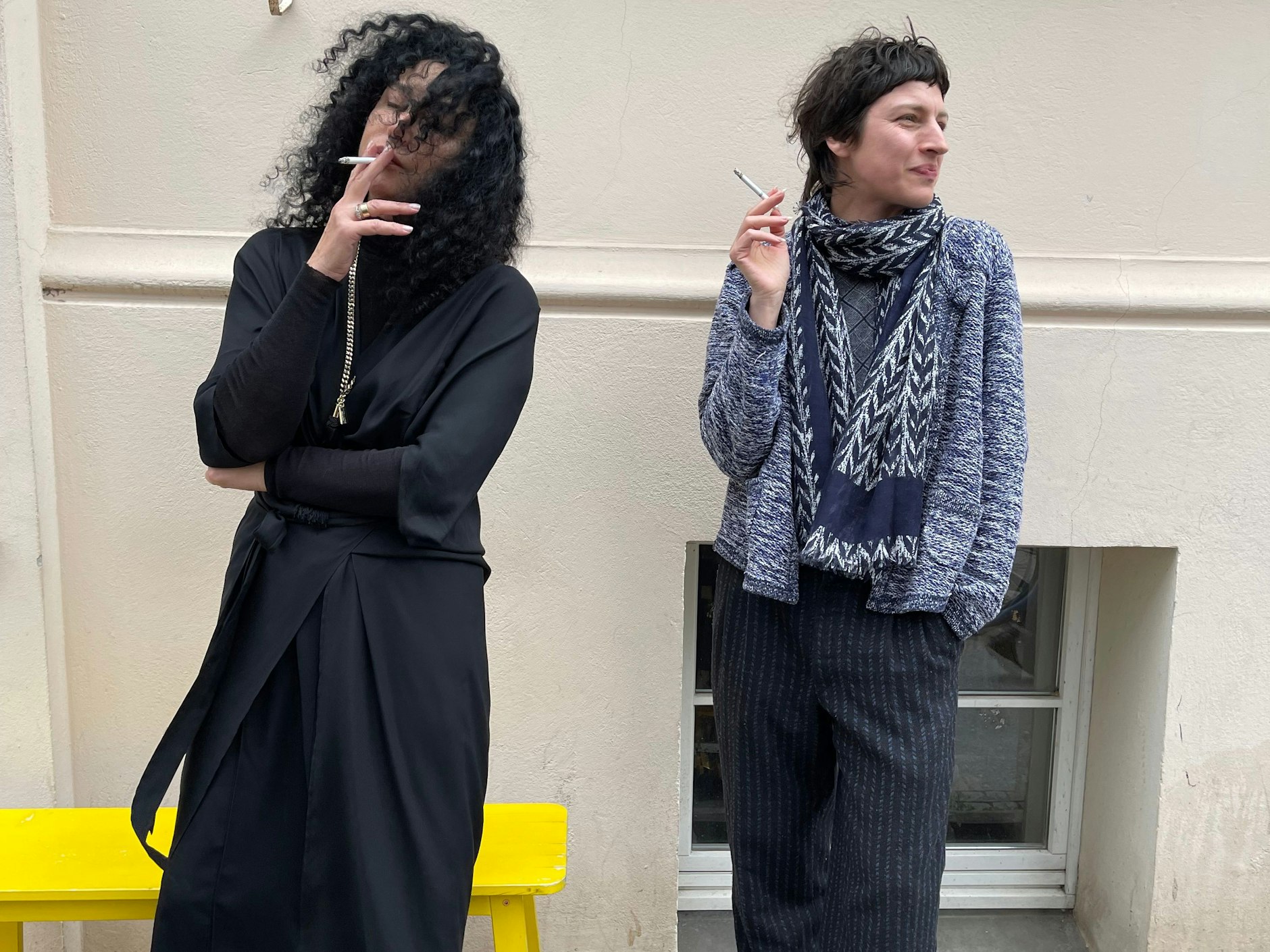 In der Linienstraße, eine Ecke weiter, wird erst mal geraucht.