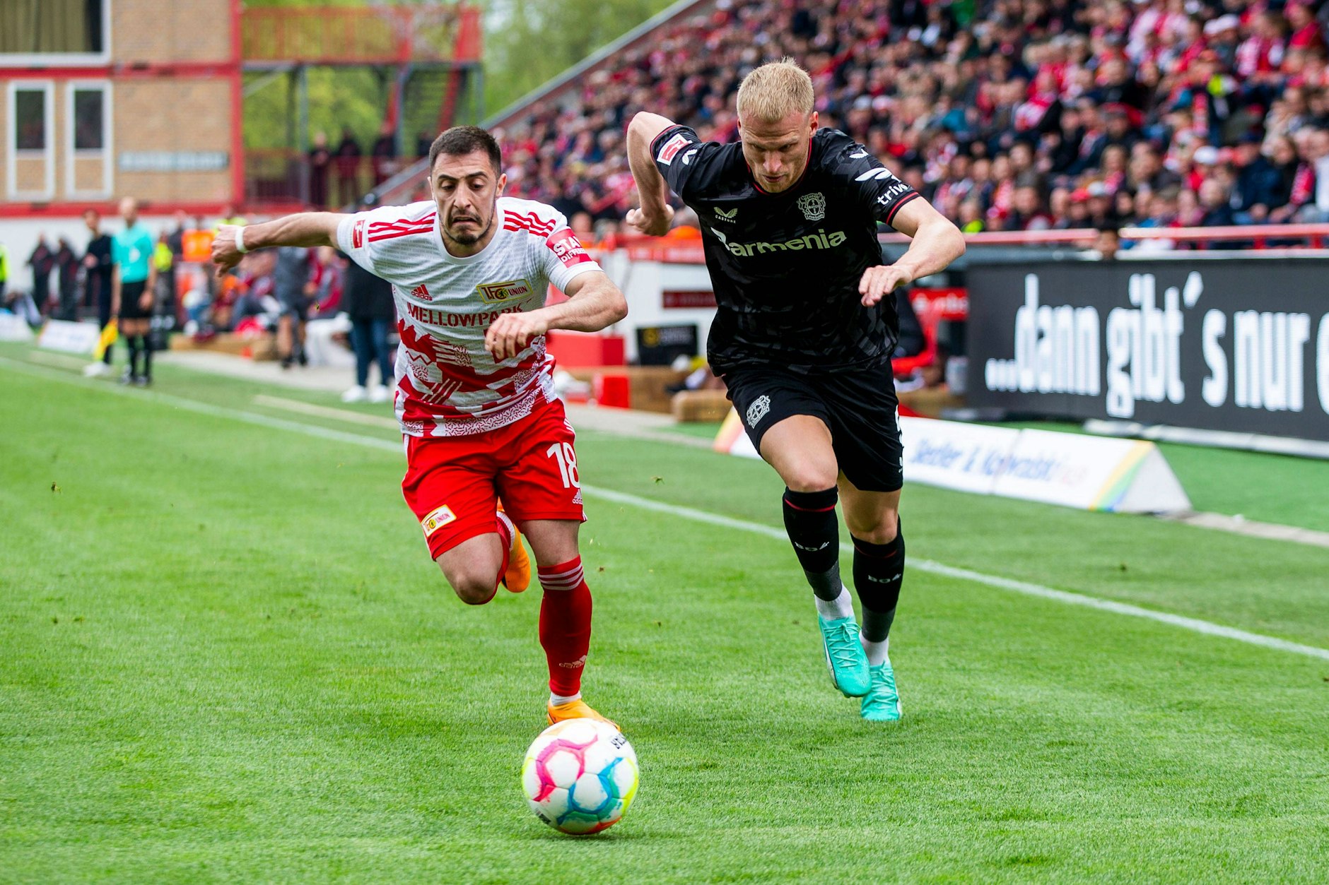 Unions Josip Juranovic (l.) im Zweikampf gegen Leverkusens Mitchel Bakker.