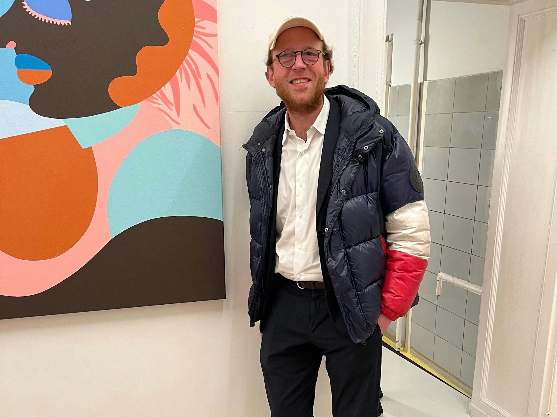 Der Berliner Galerist Johann König ist Co-Kurator der aktuellen Ausstellung in der Galerie Schlachter 151. Der noch junge Kunstort ist auch die neue Adresse des Verlags Off One’s Rocker, in dem unter anderem das Magazin Numéro Berlin erscheint.