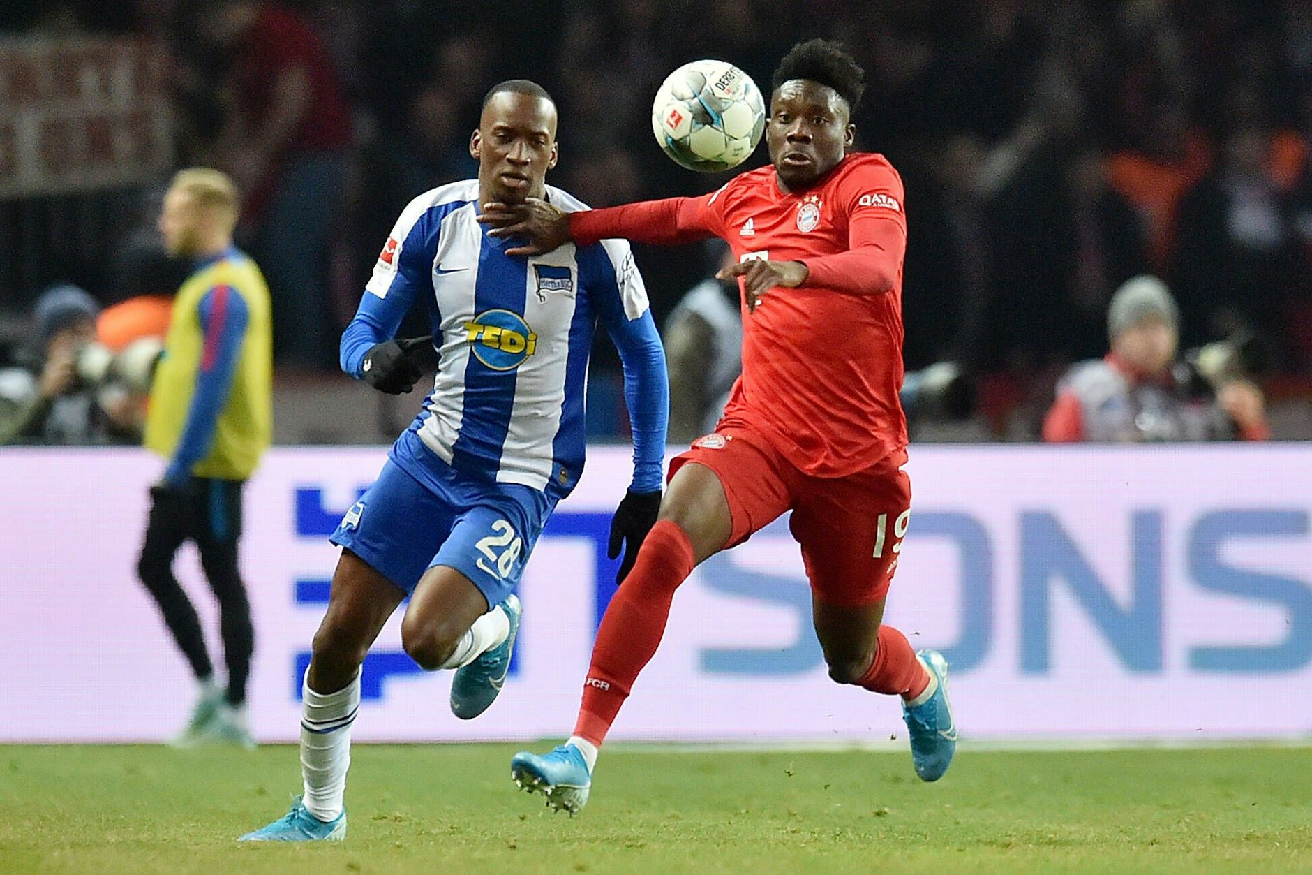 Herthas Dodi Lukebakio – hier im Zweikampf mit Alphonse Davis vom FC Bayern – trifft gegen niemand anderen so oft wie gegen die Münchner.