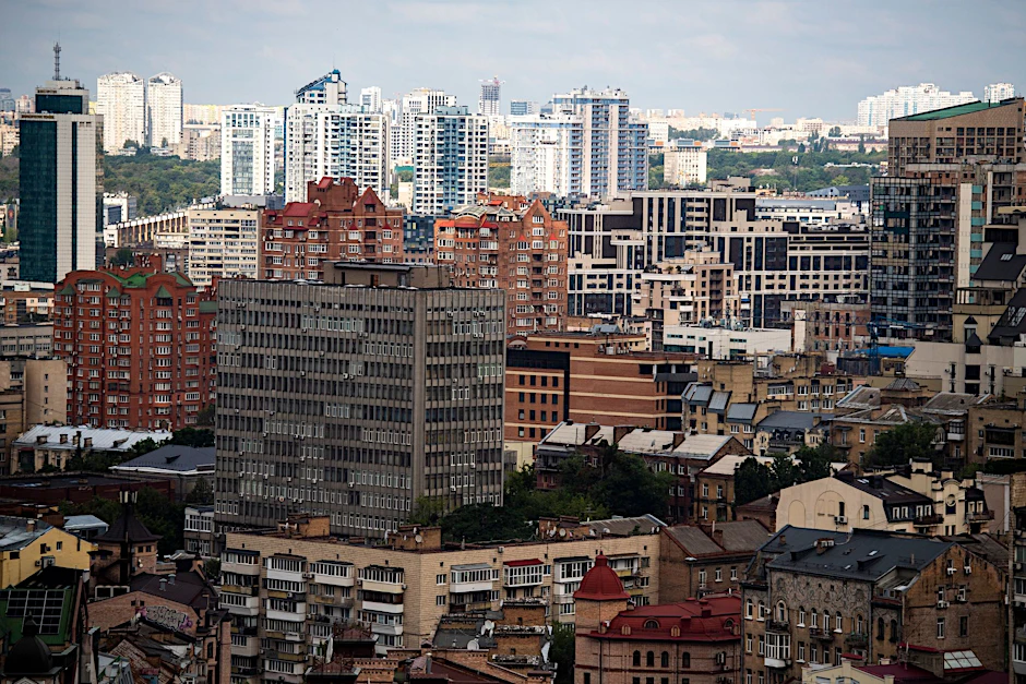 Blick von einem Hotel aus auf die Stadt Kiew im Juli 2022