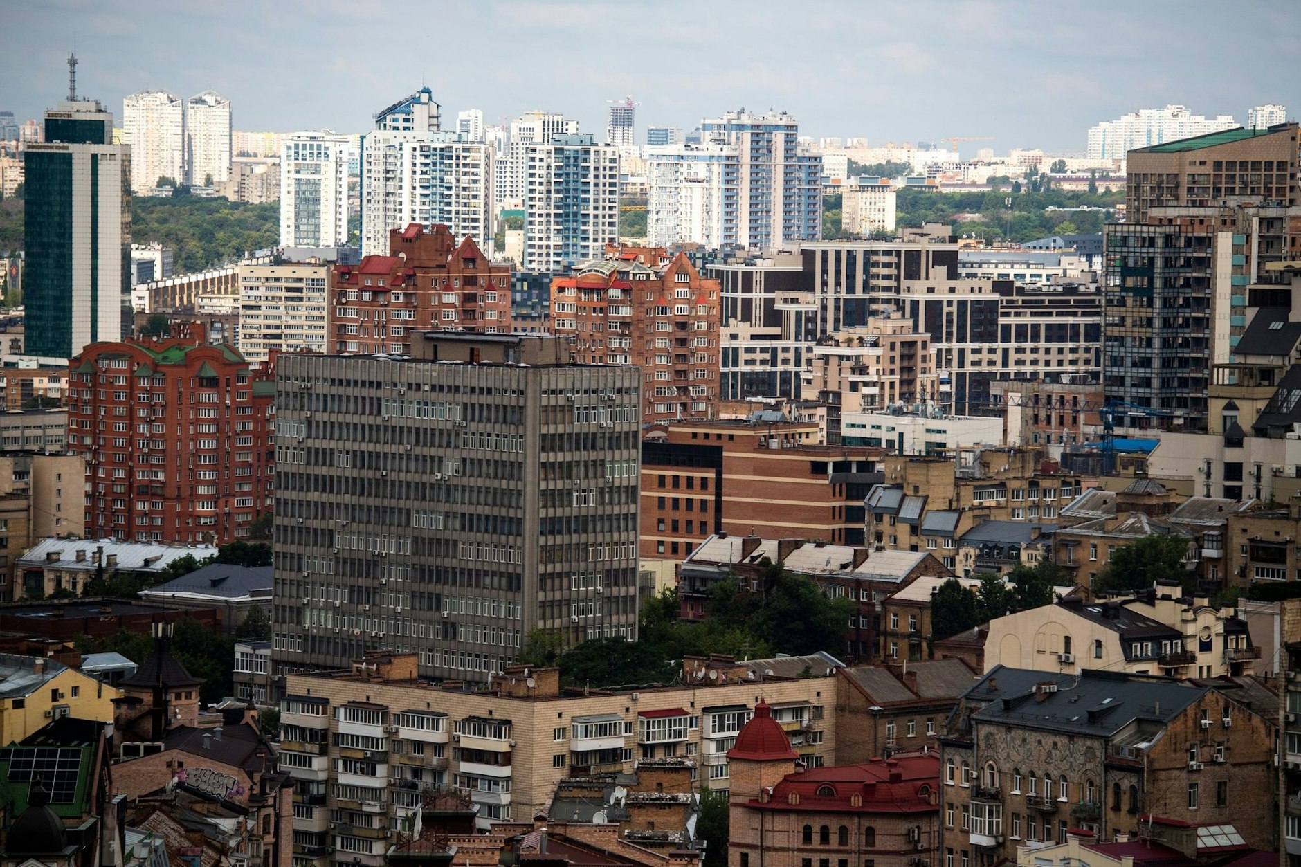 Blick von einem Hotel aus auf die Stadt Kiew im Juli 2022