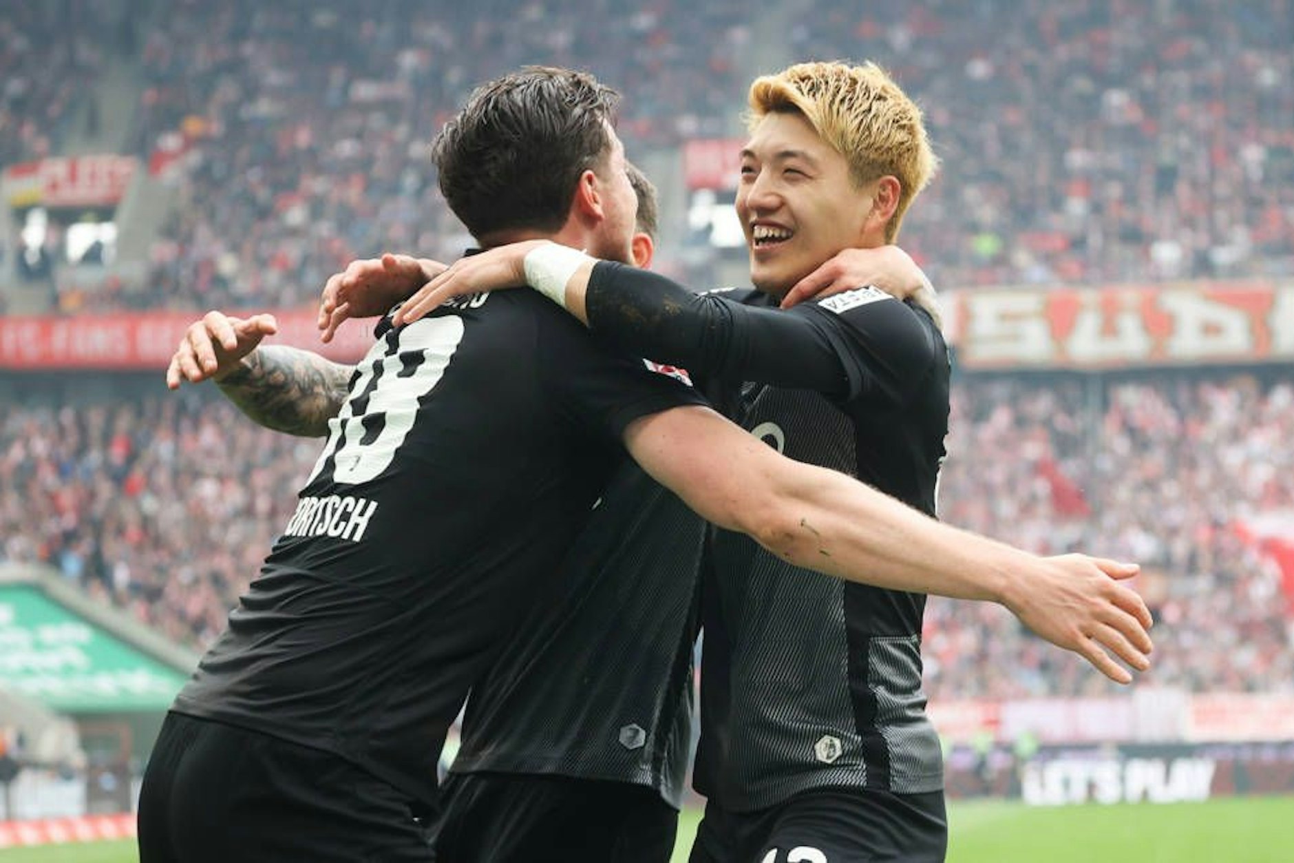 Ritsu Doan (r.) feiert mit seinen Kollegen seinen Treffer zum 1:0.