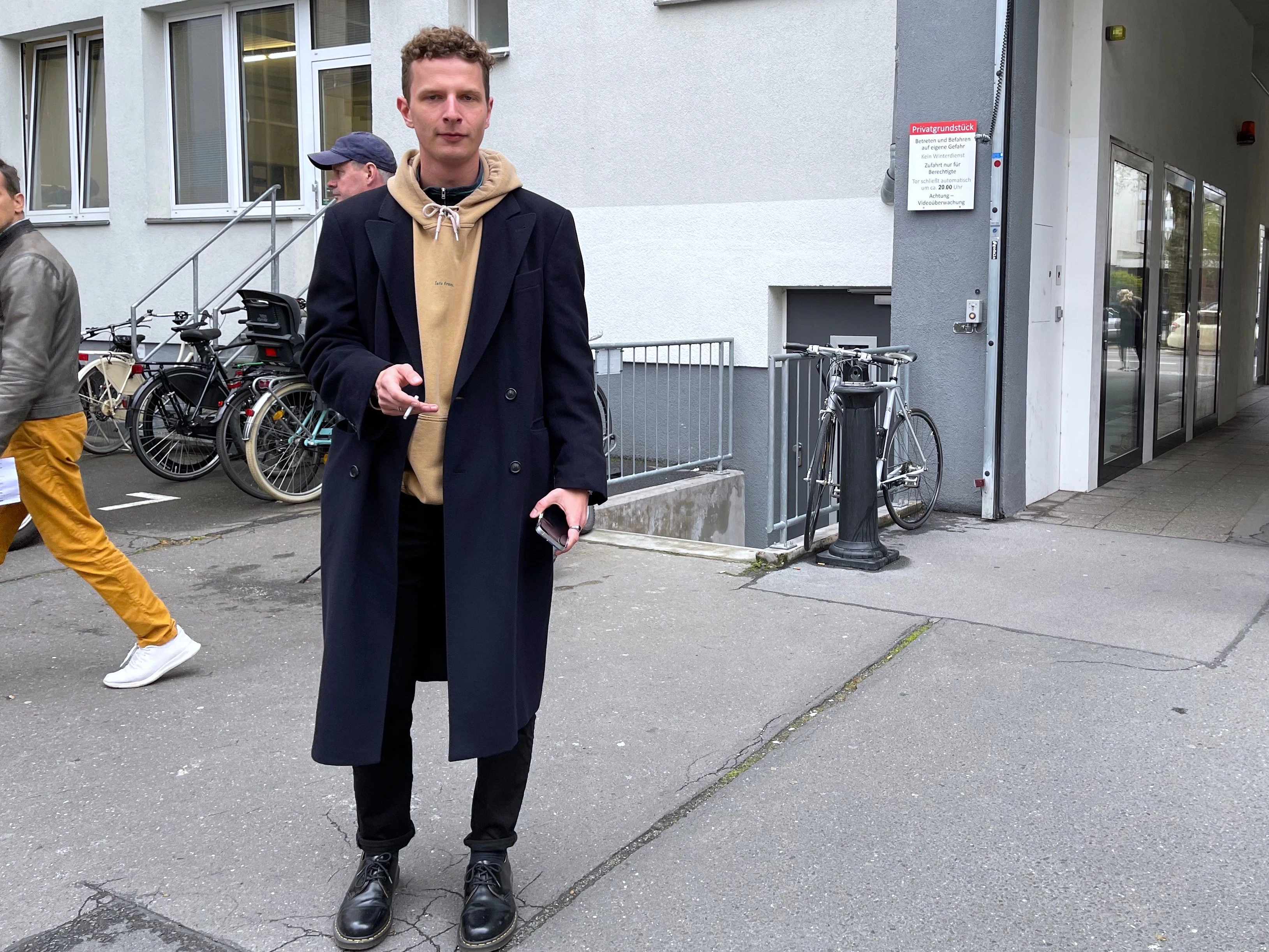 Ebenfalls sehr gut gekleidet: Sebastian, der vor einem halben Jahr aus Heidelberg nach Berlin kam