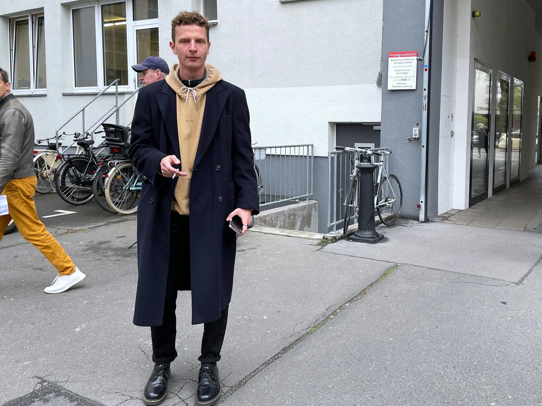 Ebenfalls sehr gut gekleidet: Sebastian, der vor einem halben Jahr aus Heidelberg nach Berlin kam