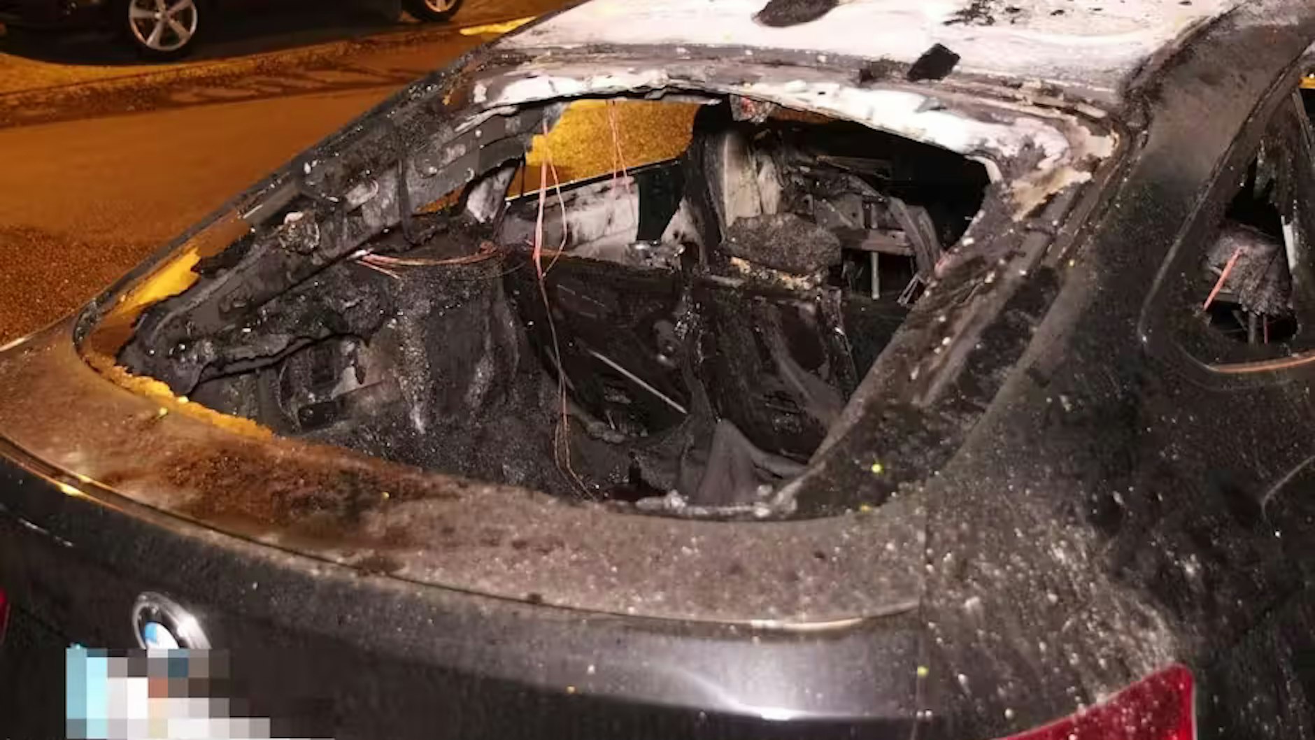 Ein halbausgebrannter BMW steht in Berlin-Mitte.