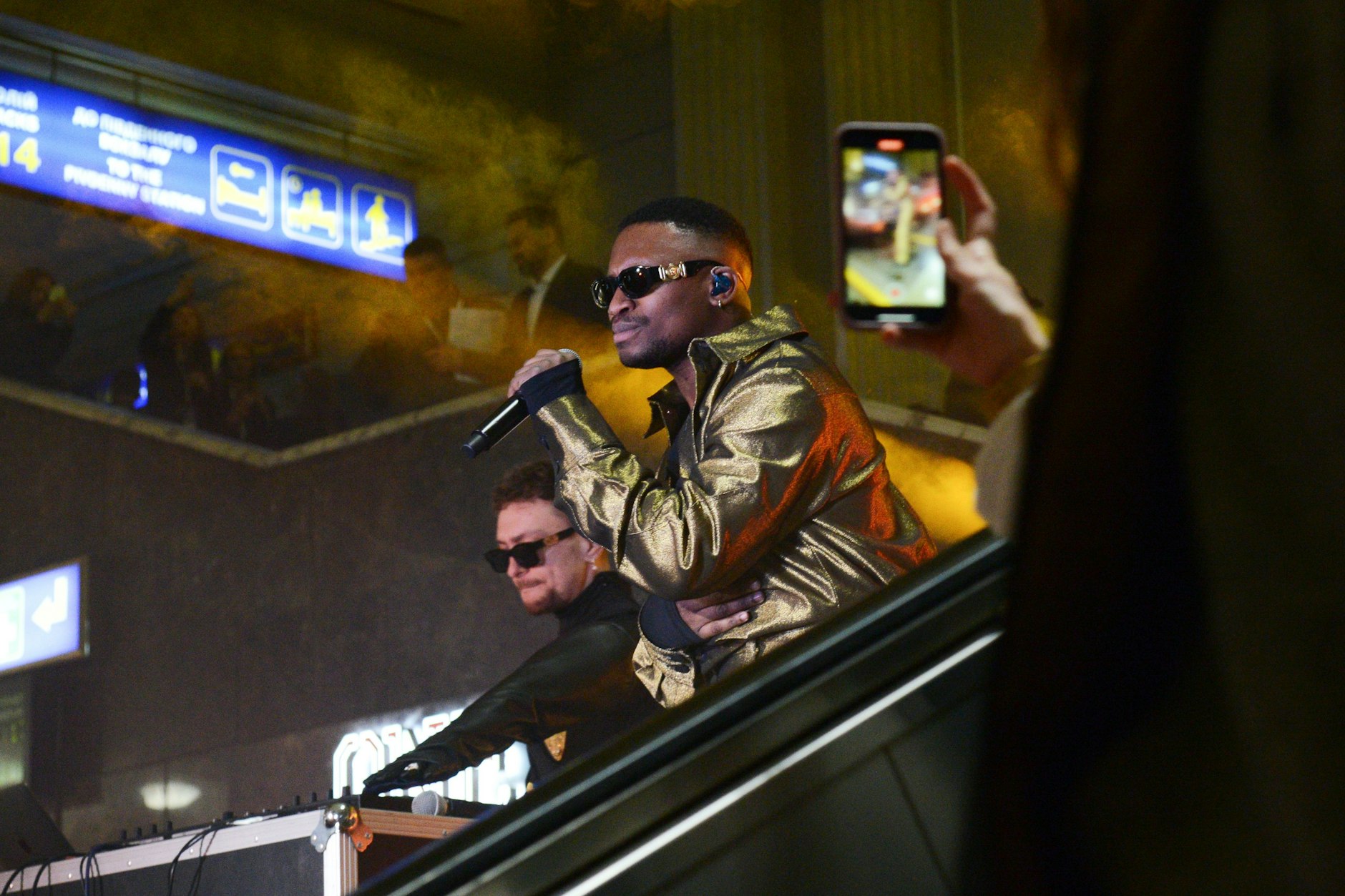 Das ukrainische Musik-Duo Tvorchi tritt bei einem Konzert in Kiew auf.