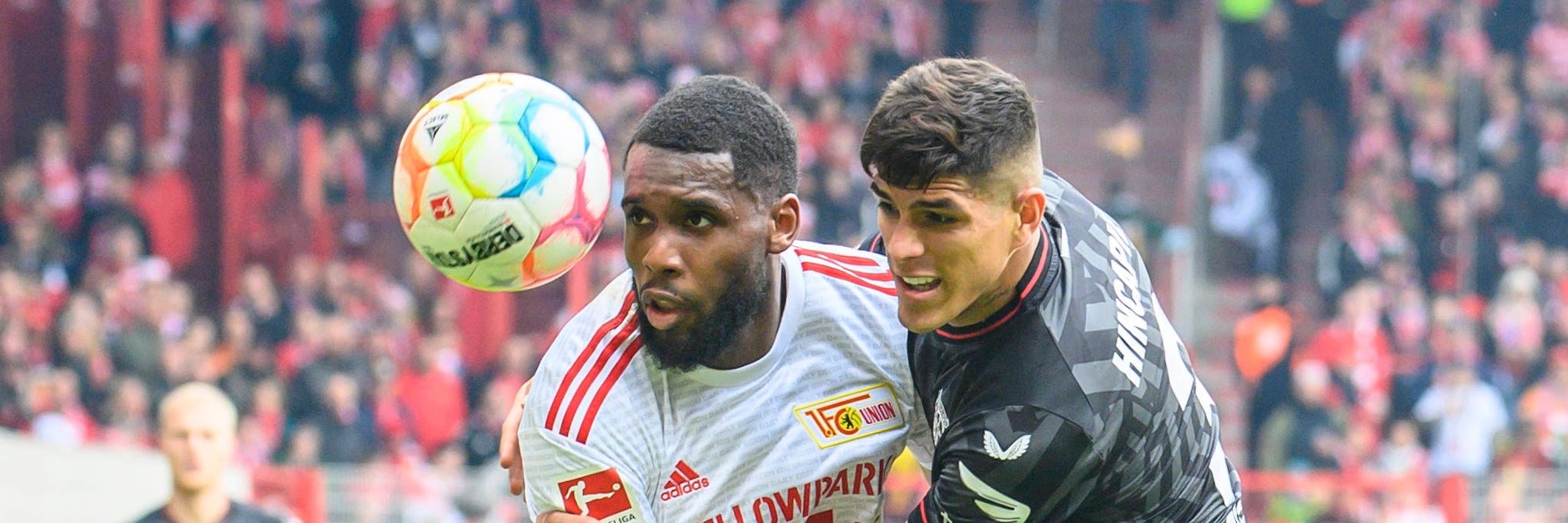 Packenden Duelle wie hier zwischen Jordan (1. FC Union) und Piero Hincapie (Bayer Leverkusen gab es zu Hauf in Köpenick. Aber leider keine Tore.