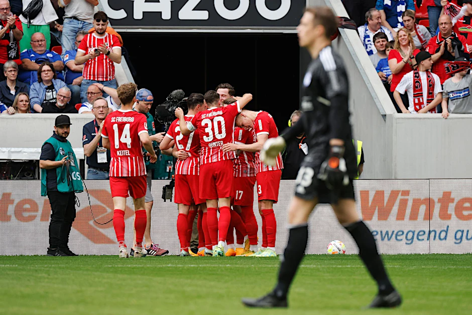 Der SC Freiburg setzte sich souverän gegen den FC Schalke 04 durch.  