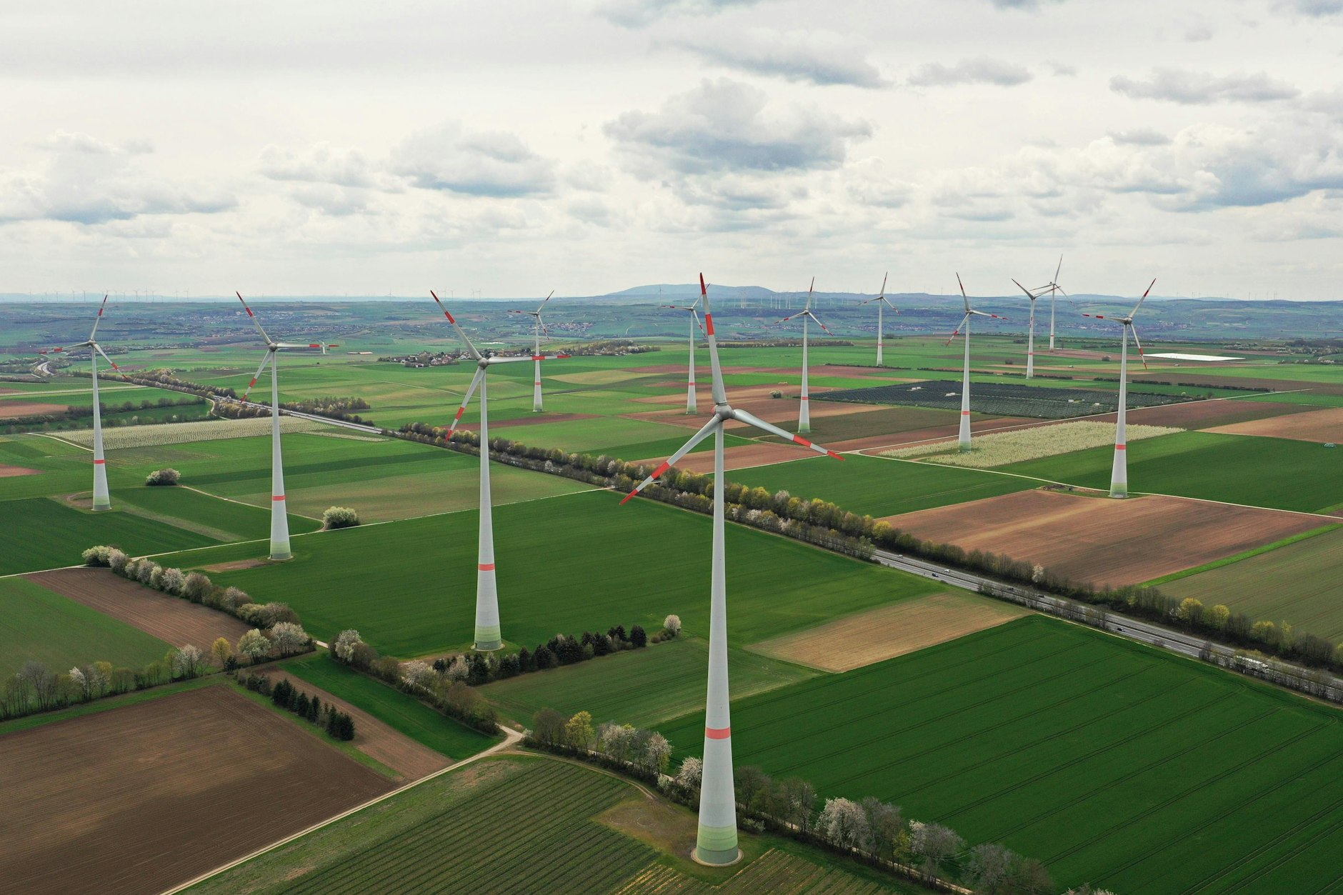 Windräder eines Windparks bei Wörrstadt in Rheinland Pfalz. Deutschland muss mehr Strom aus Wind und Sonne gewinnen.