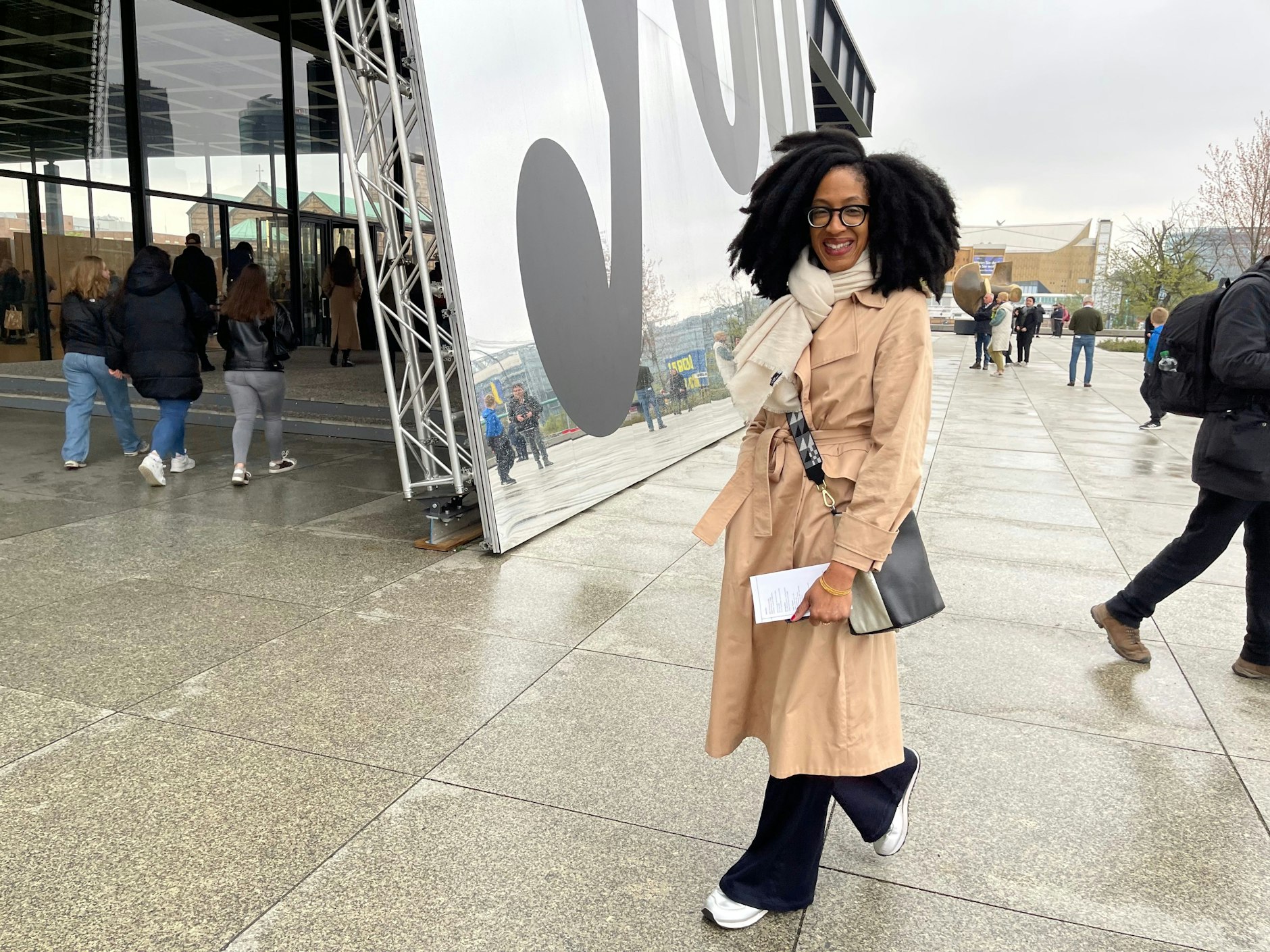 Die Autorin Enuma ist zum Gallery Weekend aus New York angereist. Sie ist beeindruckt von der Diversität der Berliner Kunstszene. Uns beeindruckt sie mit ihrer Frisur.