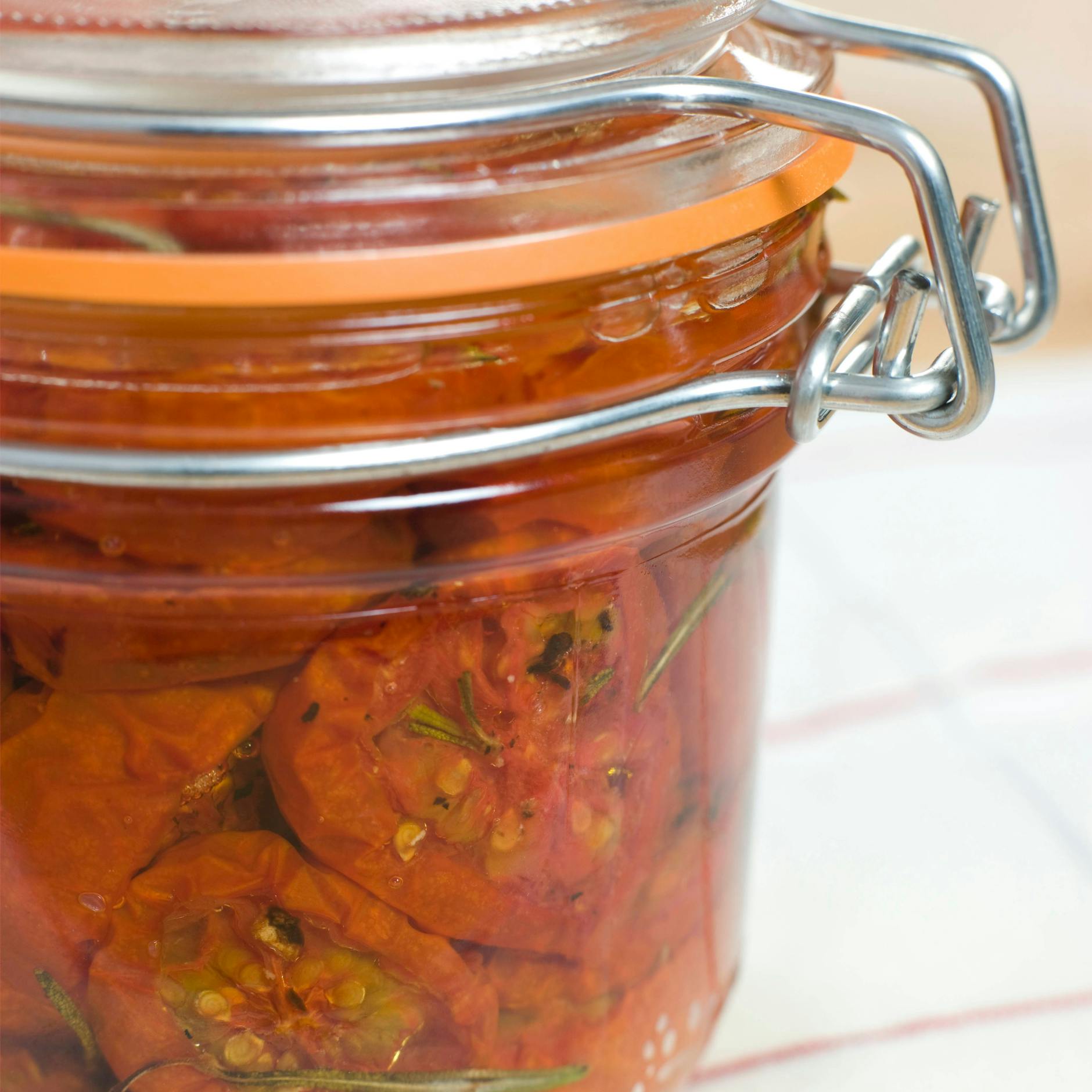 Getrocknete Tomaten sind ein Genuss. Länger aufbewahrt werden sie am besten in einem Schraubglas, das mit Olivenöl aufgefüllt wird.