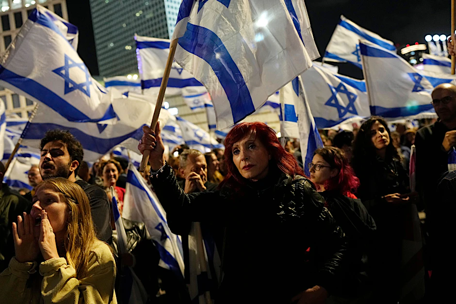 Tel-Aviv: Bis zu 200.000 Menschen haben am Samstagabend in Tel Aviv gegen die Politik der rechts-religiösen Regierung von Benjamin Netanjahu demonstriert.