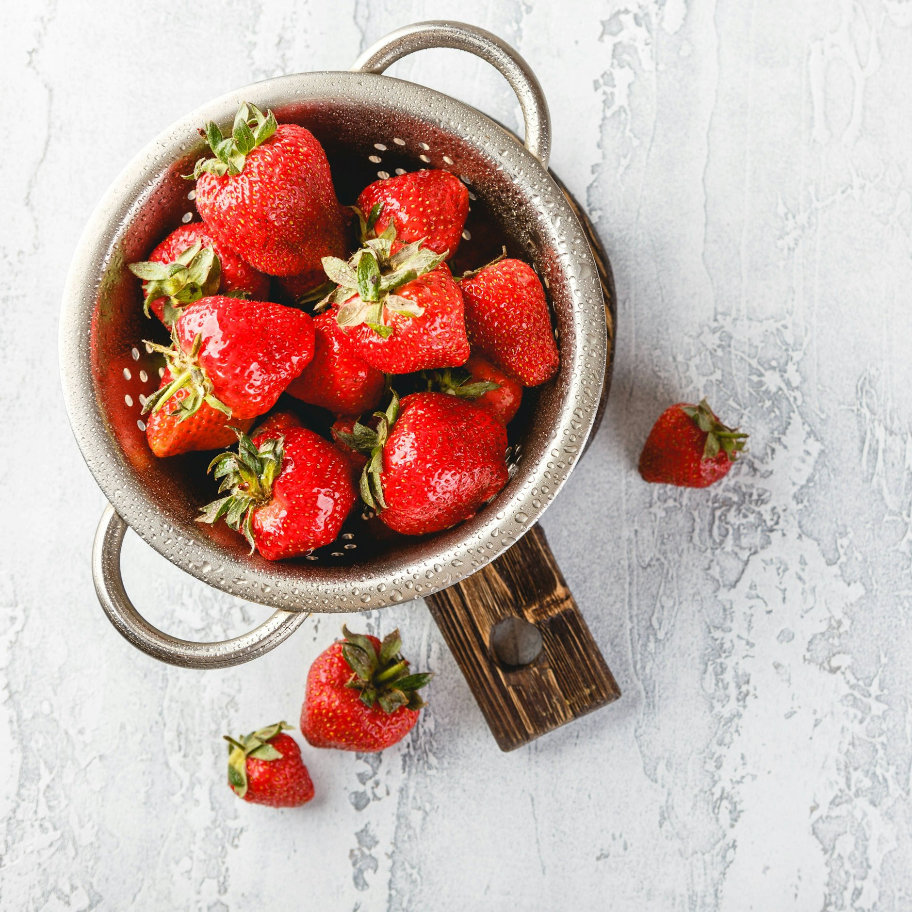 Am besten ist es, Erdbeeren in einem Sieb zu lagern.