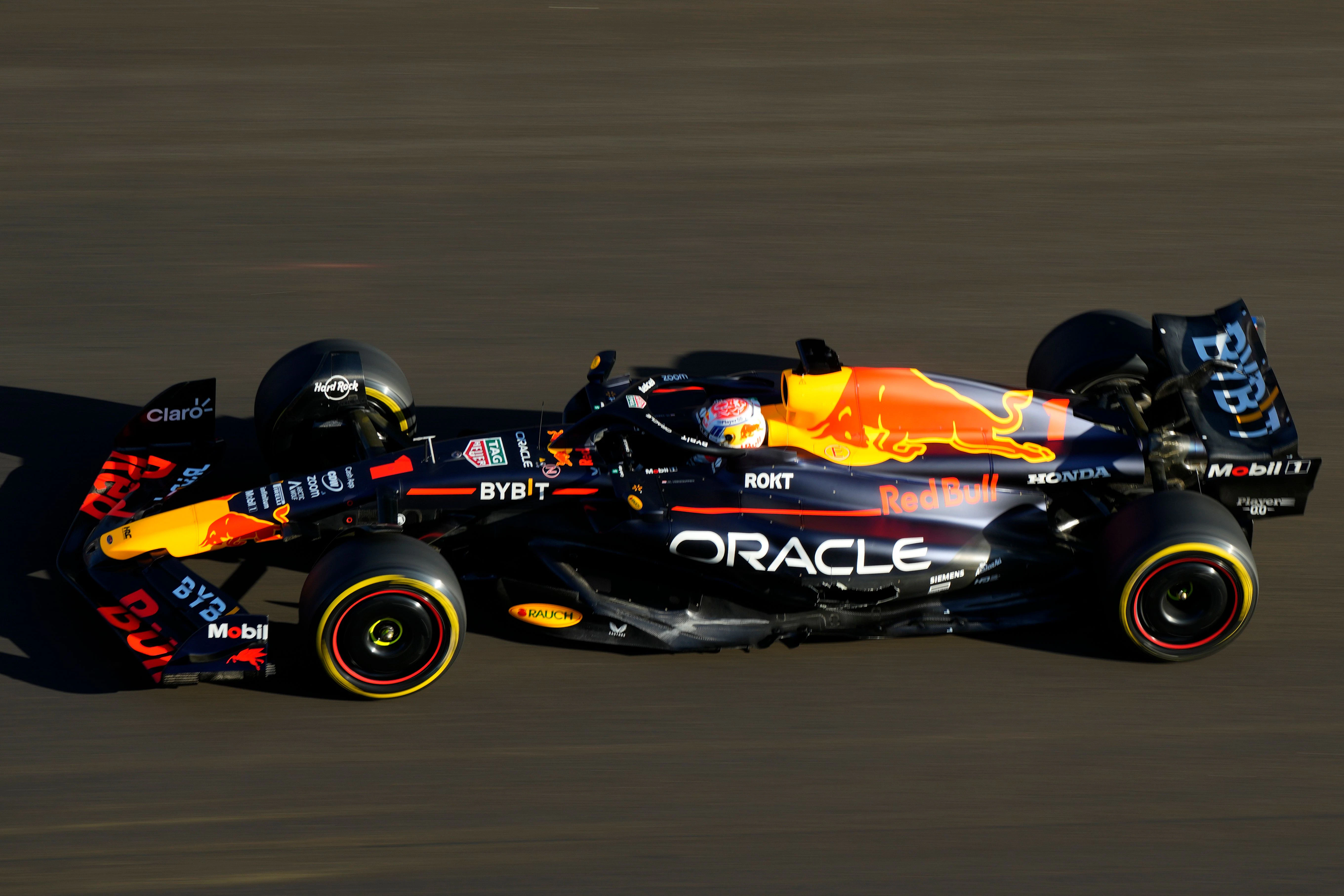 Max Verstappen ist mit Loch im Seitenkasten unterwegs.