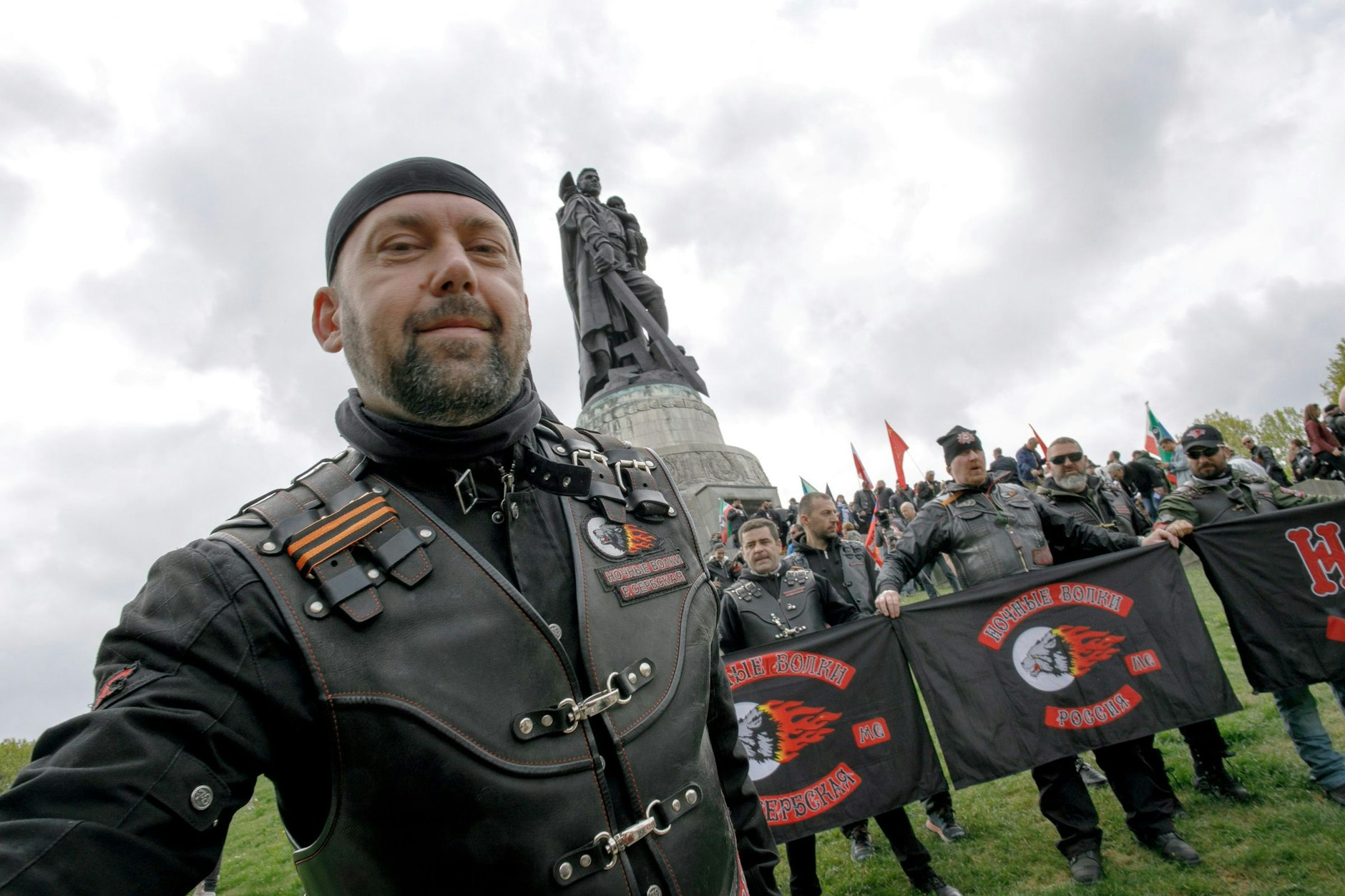 Mitglieder der Putin-treuen Motorradgang Nachtwölfe besuchen das sowjetische Ehrenmal im Treptower Park. 