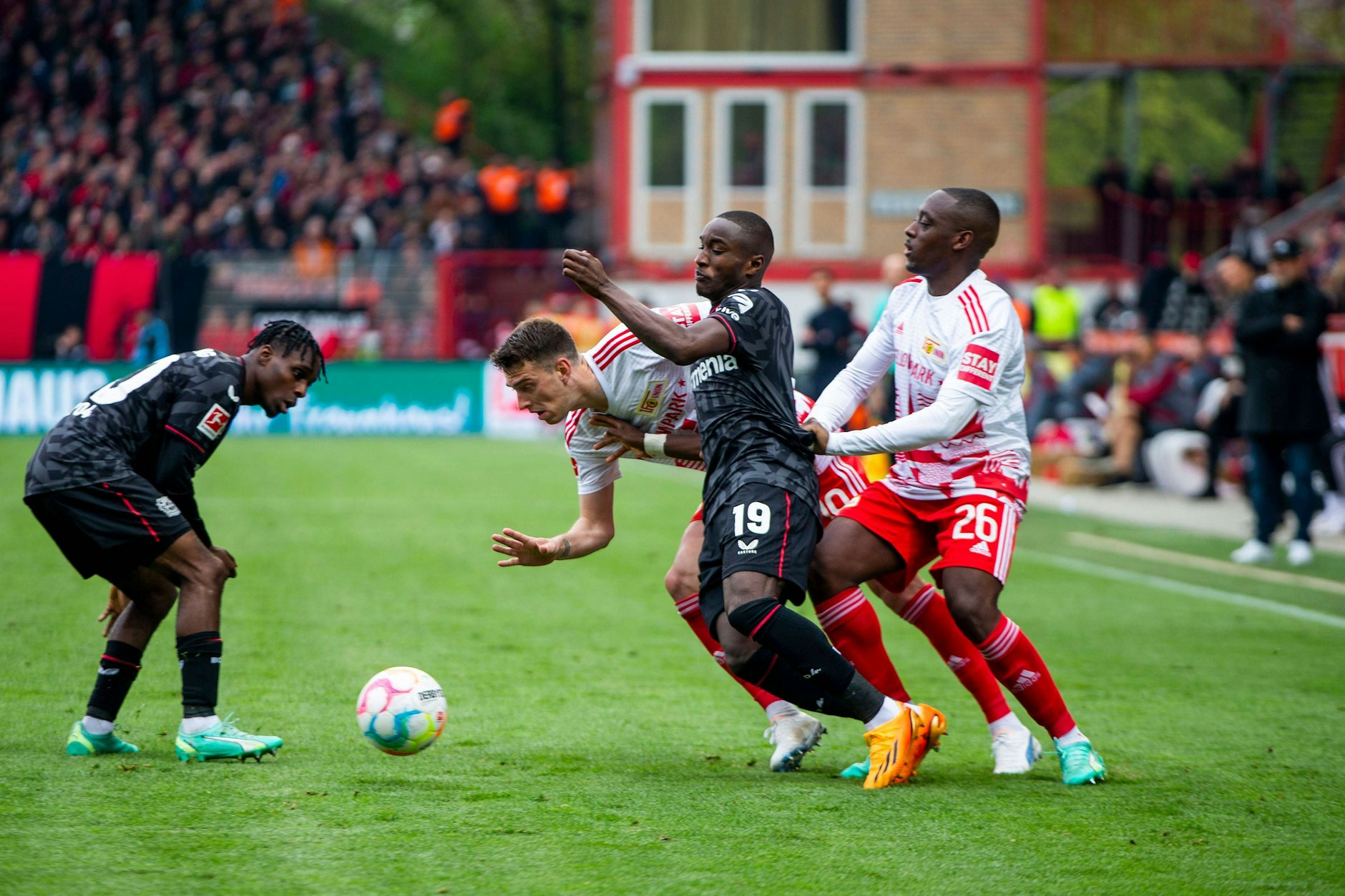 Die Unioner Janik Haberer (3.v.r.) und Jerome Roussillon (r.) kämpfen gegen den Leverkusener Moussa Diaby, um den Ballbesitz. 
