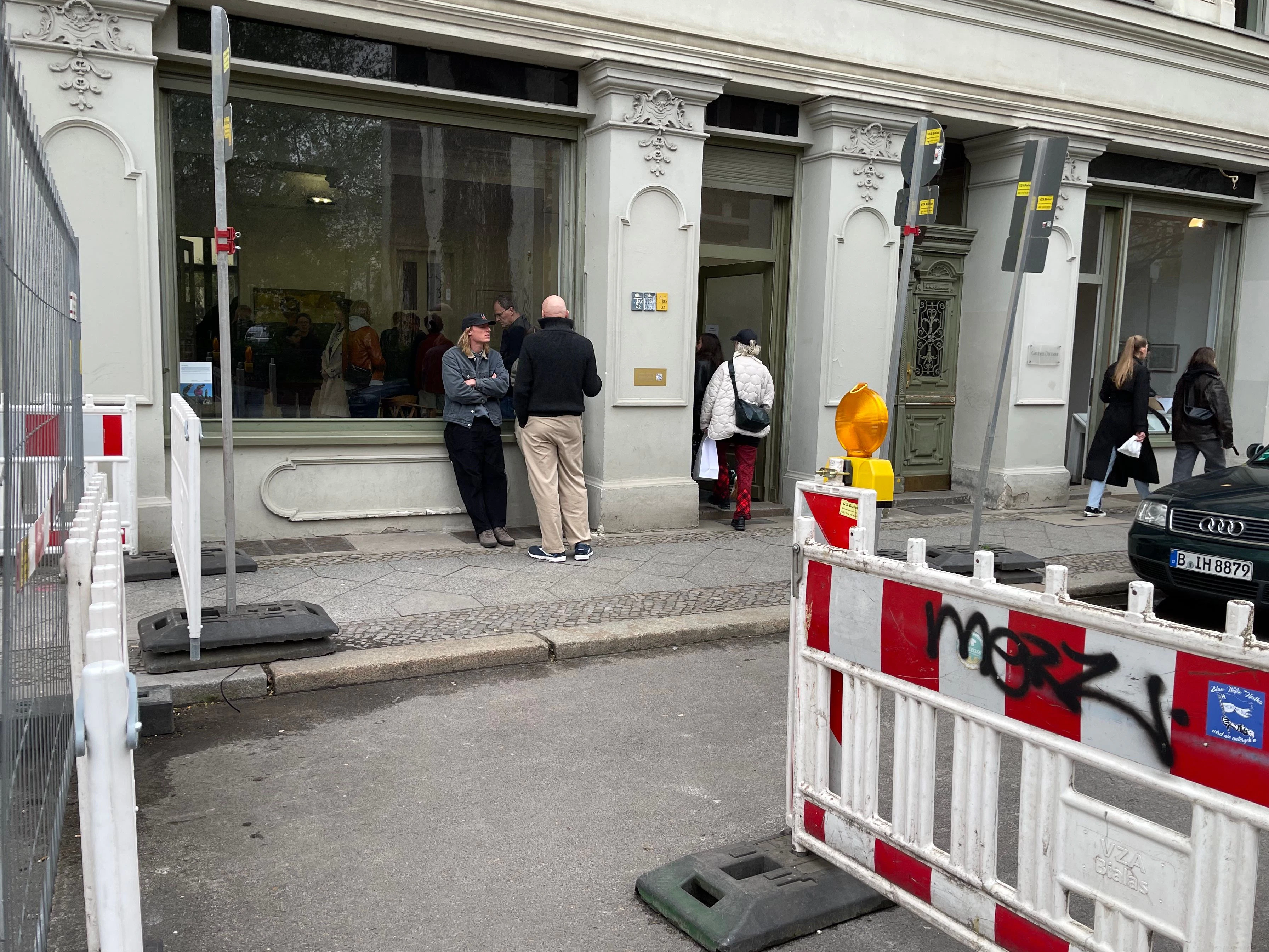 Ohne Berliner Baustellenromantik kommt auch die Auguststraße an diesem Kunst-Wochenende nicht aus.