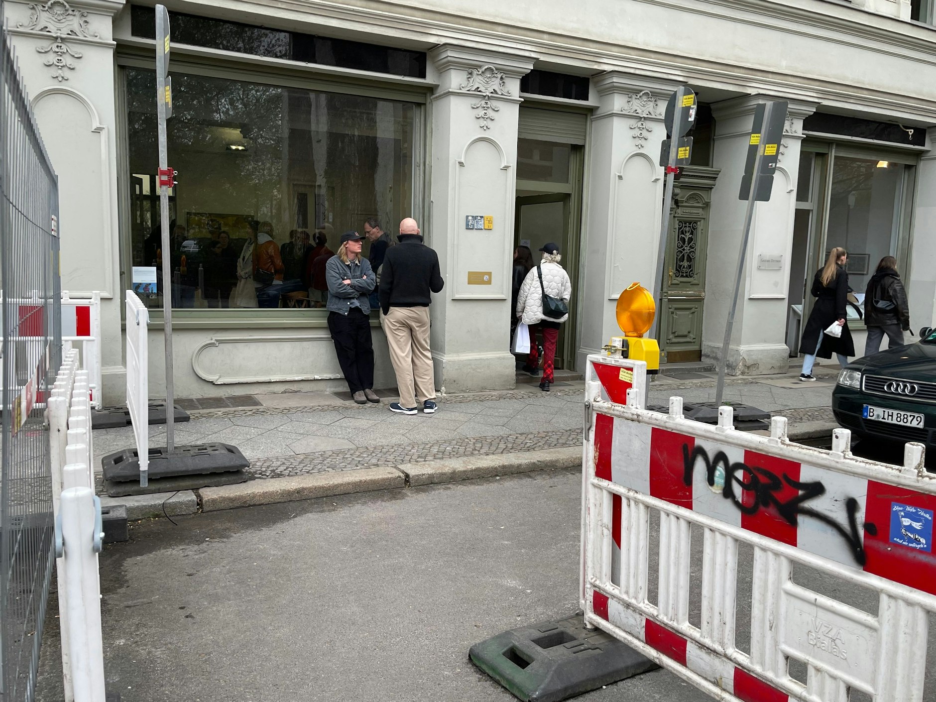 Ohne Berliner Baustellenromantik kommt auch die Auguststraße an diesem Kunst-Wochenende nicht aus.