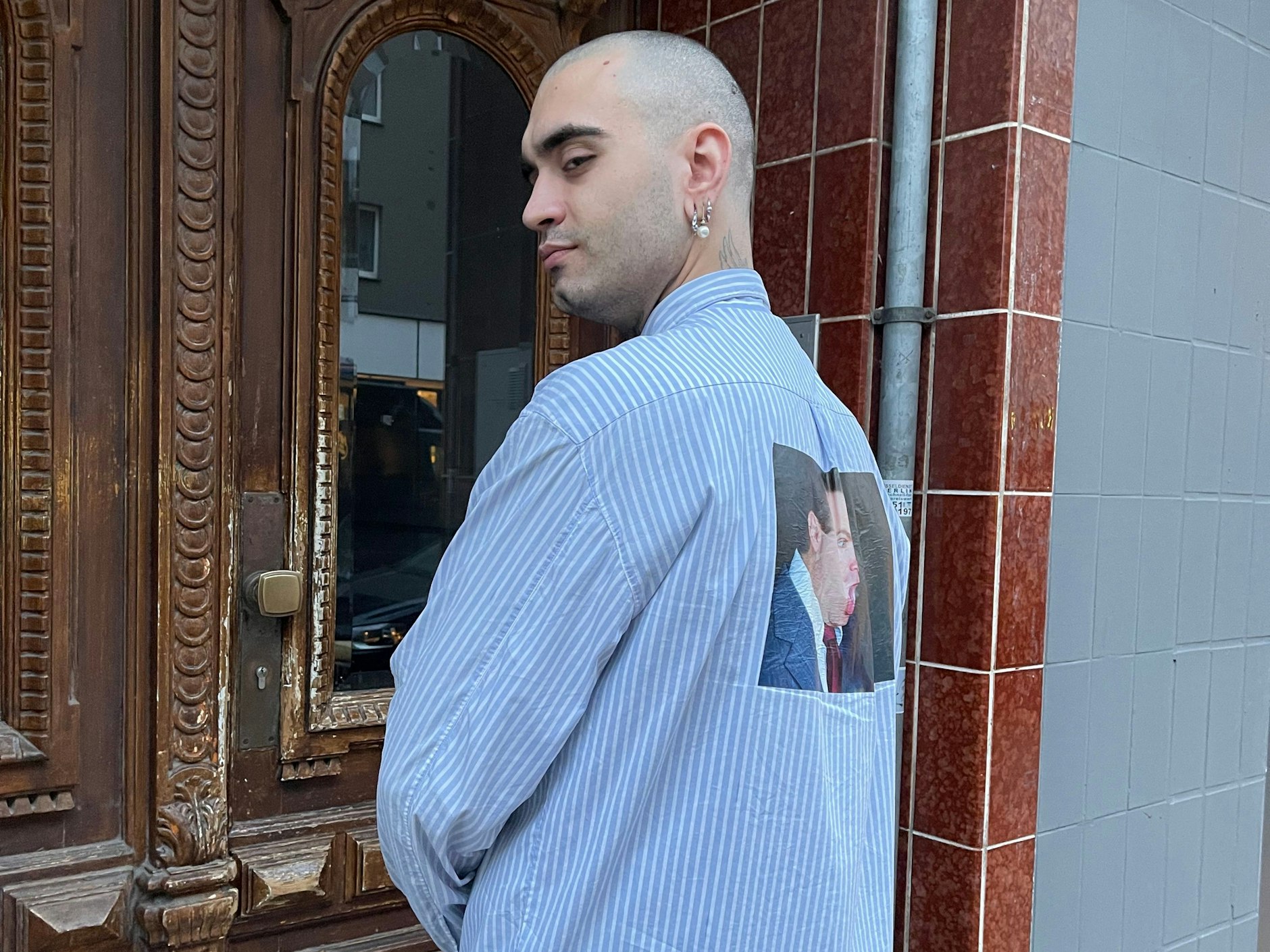 Der Italiener Antonio am Freitag vor der It-Galerie Schlachter 151 in der Wilmersdorfer Straße. Er trägt ein gestreiftes Hemd der Underground-Marke M1992 mit großem Foto-Print auf dem Rücken.