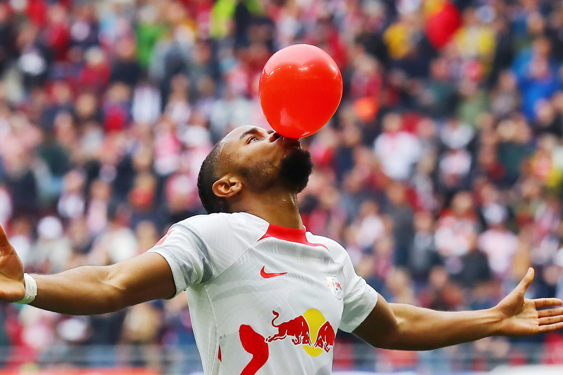 Besonderer Torjubel: Christopher Nkunku bringt RB Leipzig mit seinem Tor wieder näher an den 1. FC Union Berlin heran.