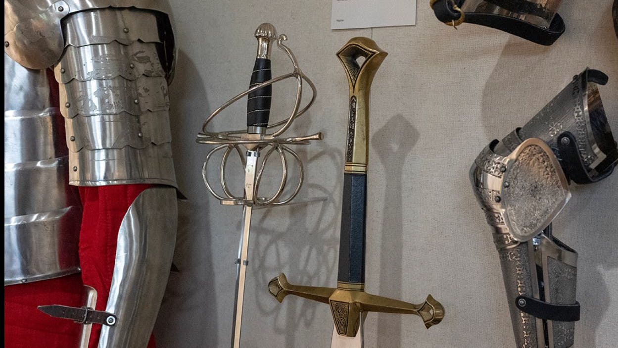 Säbel, Pistolen und eine ganze Ritterrüstung vergaßen Reisende.