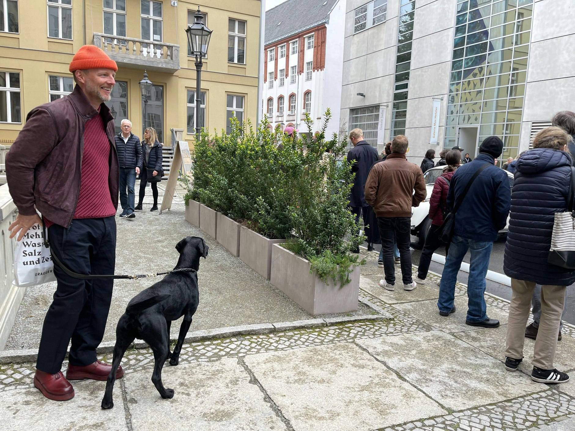 Dort dann eine lange Schlange vor dem Eingang. Und ein sympathischer Hundebesitzer.
