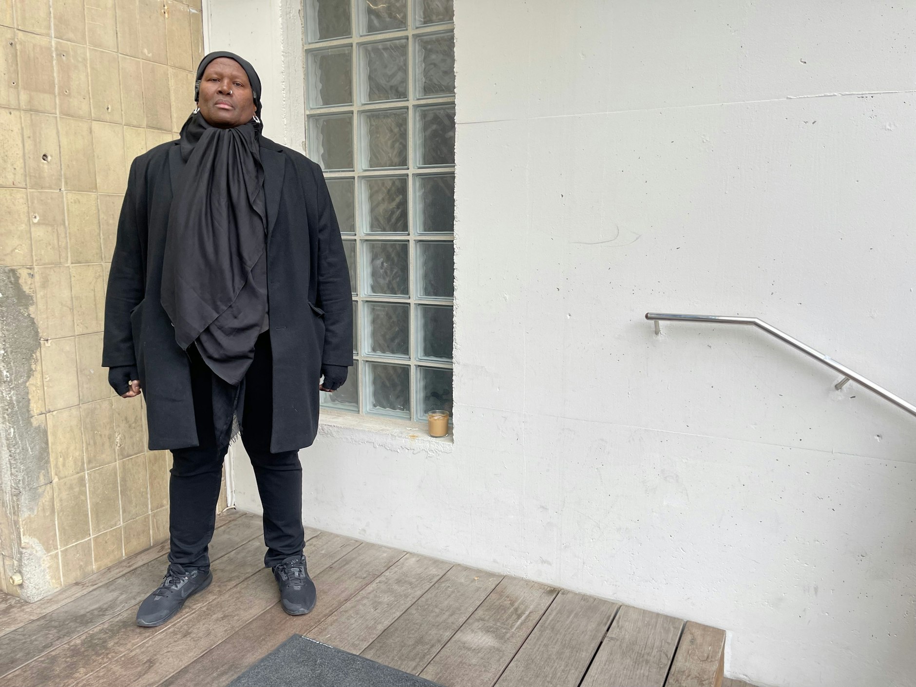 Wer keine Lust auf Schlangestehen hat, geht nebenan zu Murkudis shoppen. Dort empfängt Bobbie die Kunden, mit einem Hammer-Style.