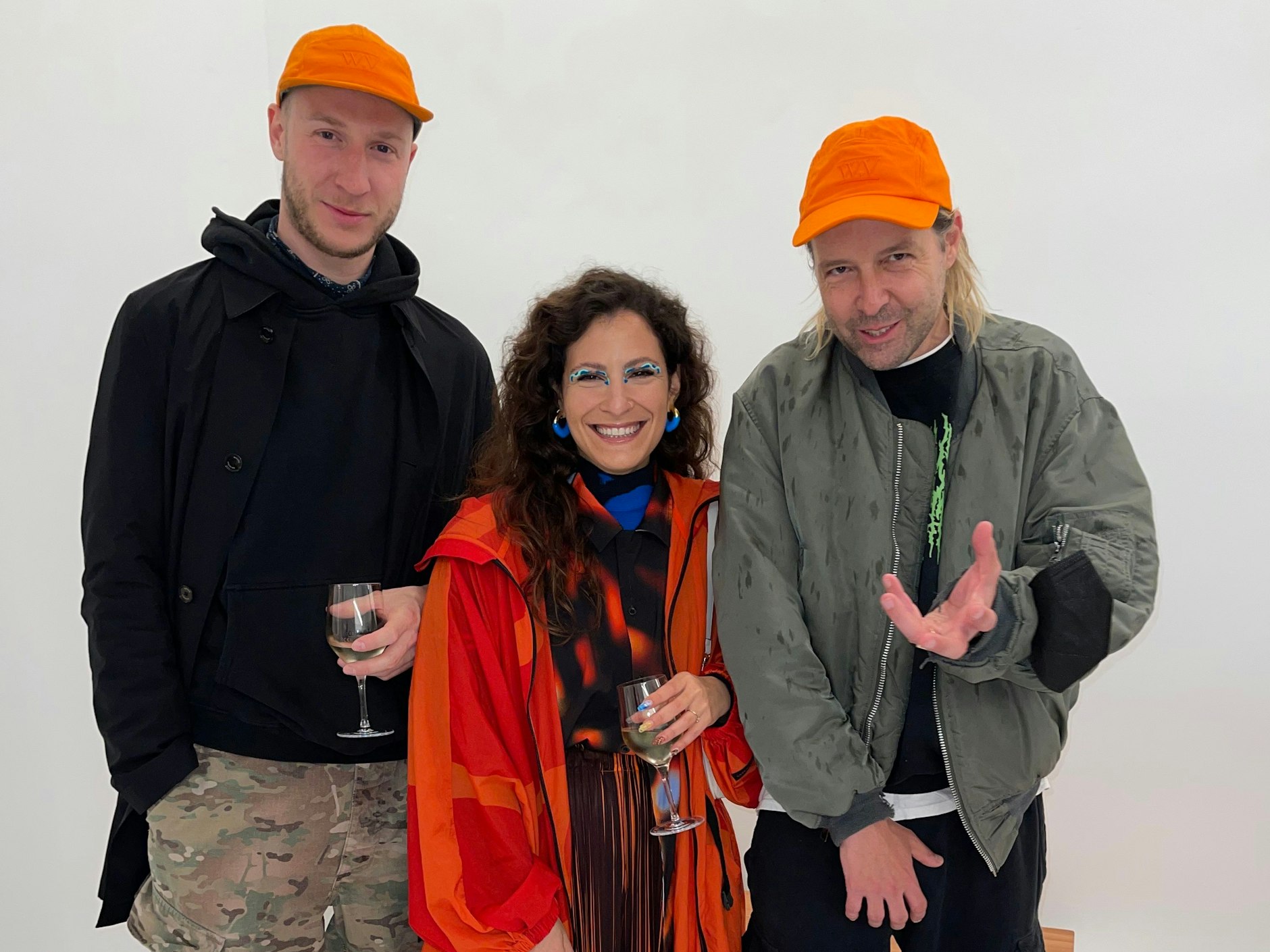 Hier dominiert euphorisches Orange das Geschehen. Das macht fröhlich, sodass der Regen (sichtbar auf der Jacke des Herren ganz rechts) direkt vergessen ist.