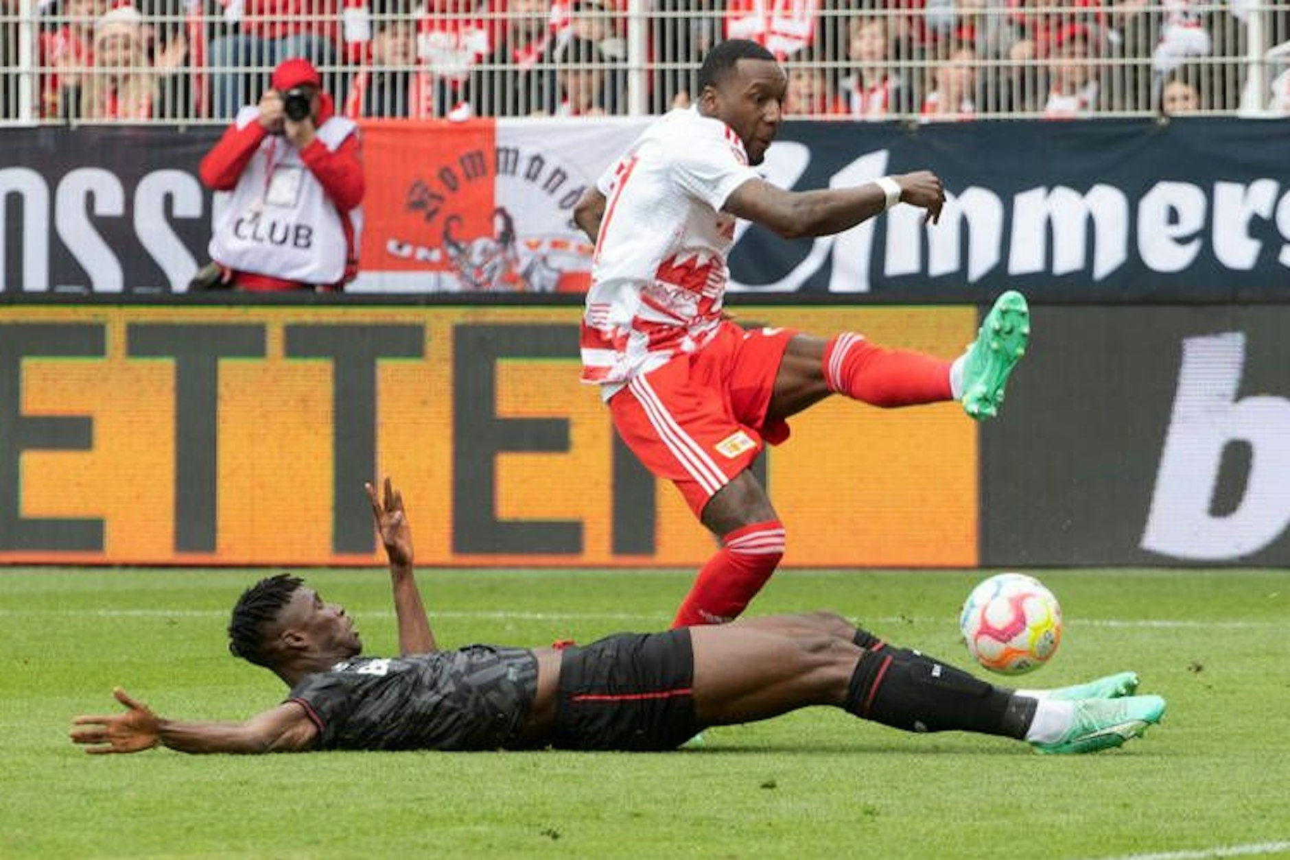 Sheraldo Becker wird beim Torschuss in letzter Sekunde von Leverkusens Odilon Kossounou geblockt.