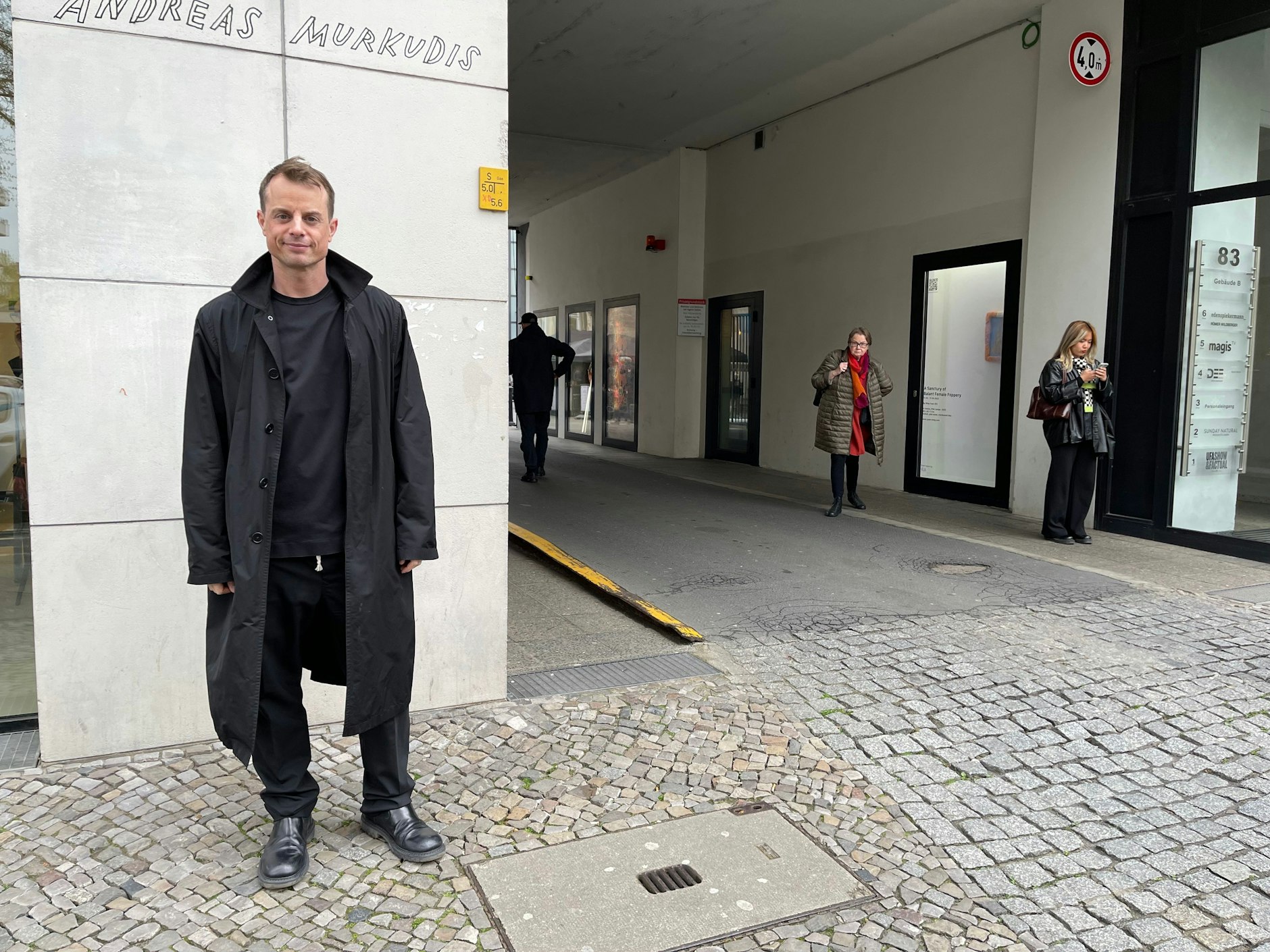 Auch der Antwerpener Designer Christian Wijnants ist zum Gallery Weekend in der Stadt, er hat im vergangenen Jahr seinen Store in der Potsdamer Straße eröffnet. Sein Mantel ist von Dries Van Noten.