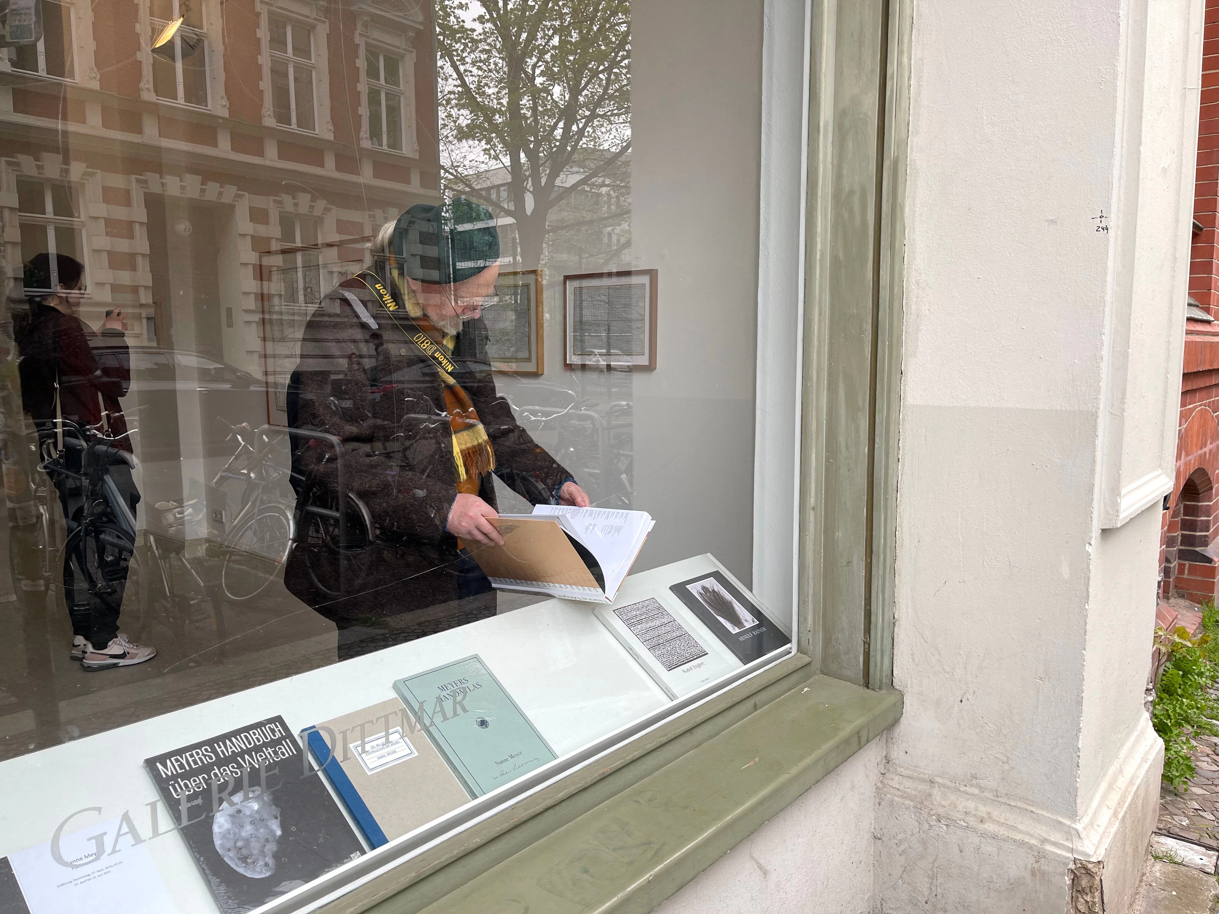 Ein Blick durch das Fenster der Galerie Dittmar
