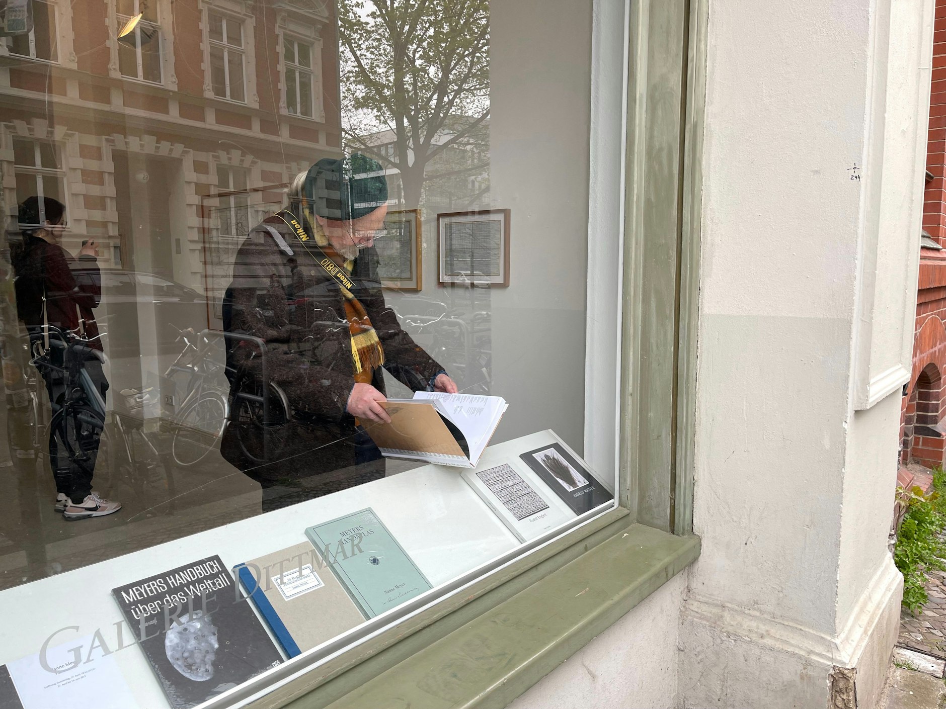 Ein Blick durch das Fenster der Galerie Dittmar