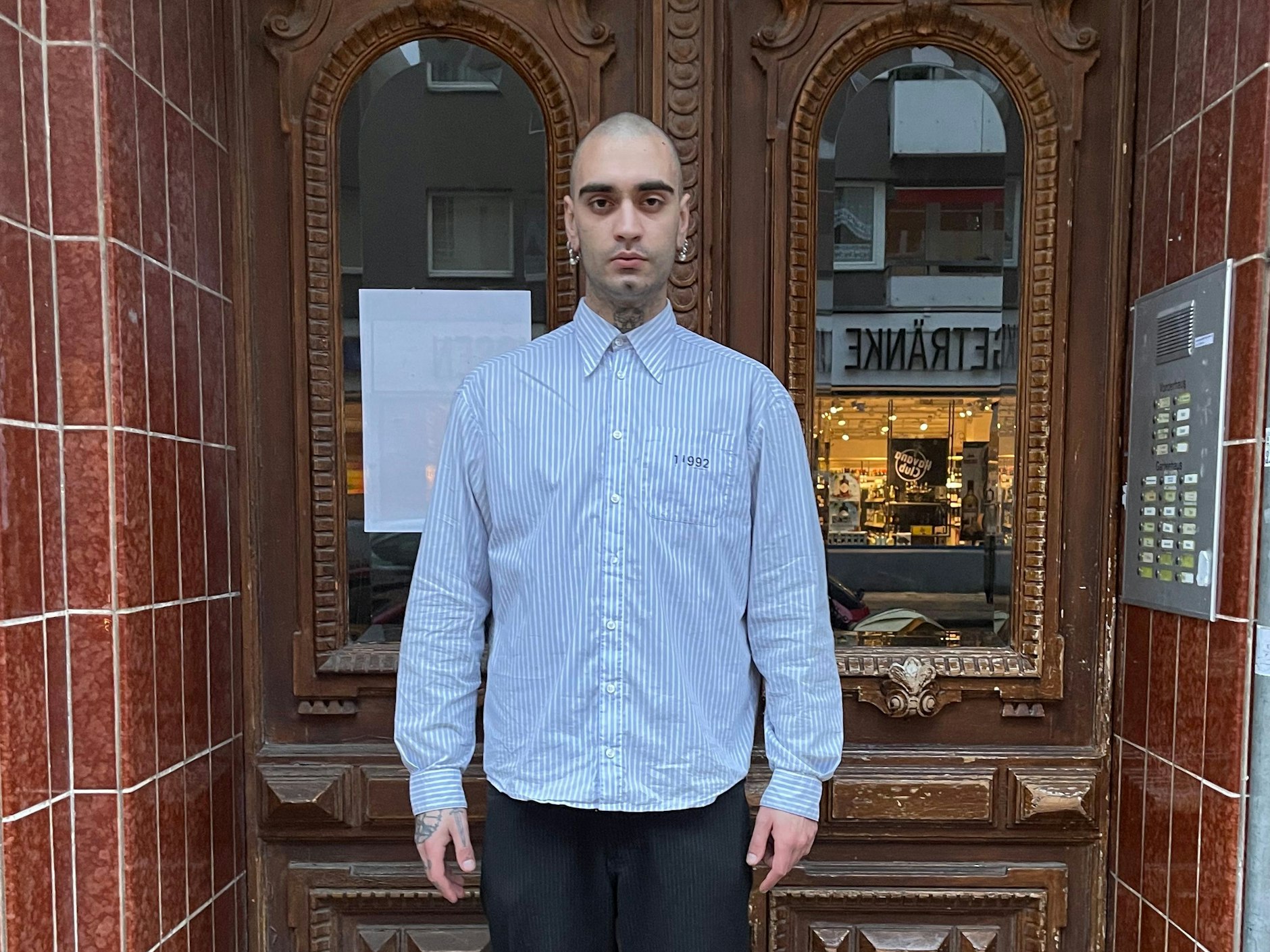 Antonio regelt den Einlass auf der Vernissage in der Galerie Schlachter 151.