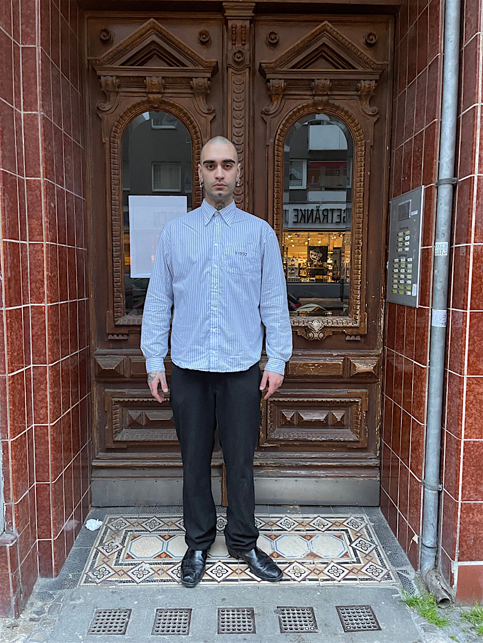 Antonio regelt den Einlass auf der Vernissage in der Galerie Schlachter 151.